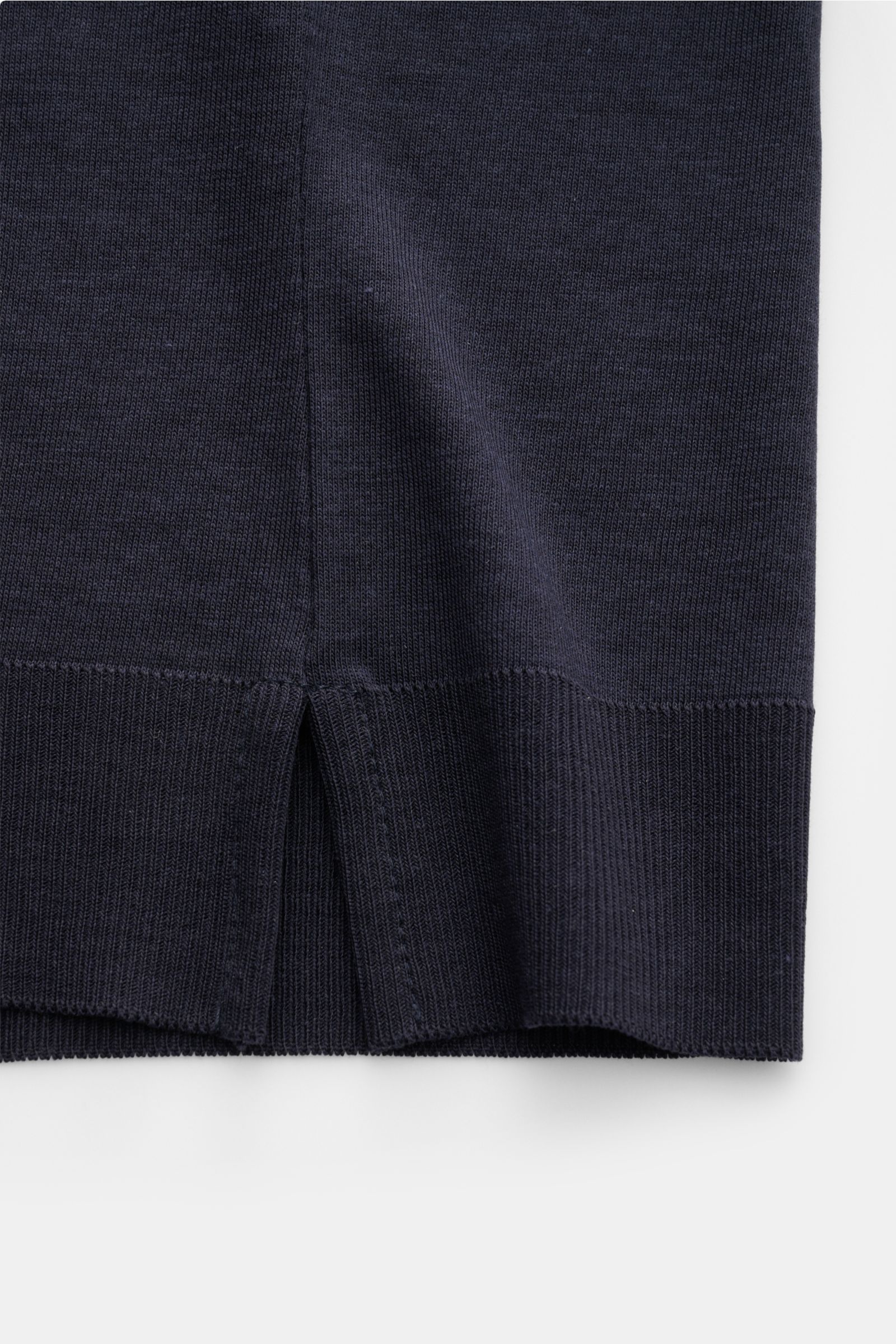Altea Kurzarmpullover 'Cecil' navy, Detailaufnahme Saum mit kurzen Schlitzen, feiner Lyocell-Baumwoll-Feinstrick, Slim Fit, elastische Rippbündchen.