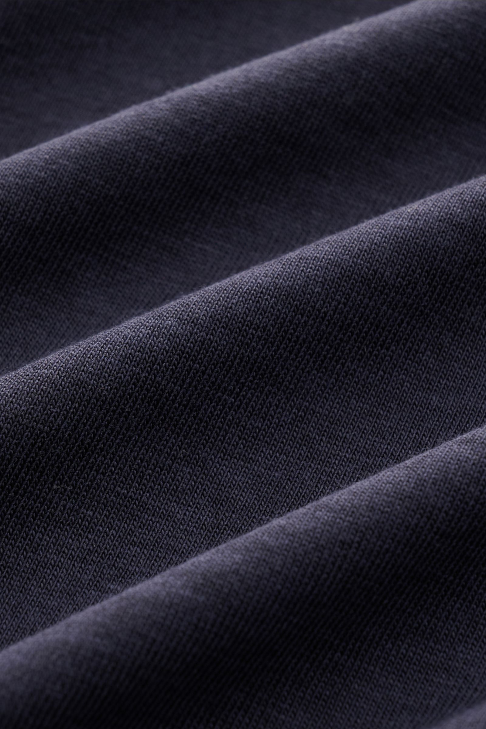 Nahaufnahme des feinen Strickbilds vom Altea Kurzarmpullover 'Cecil' navy aus Lyocell-Baumwoll-Mix mit elastischen Rippbündchen.