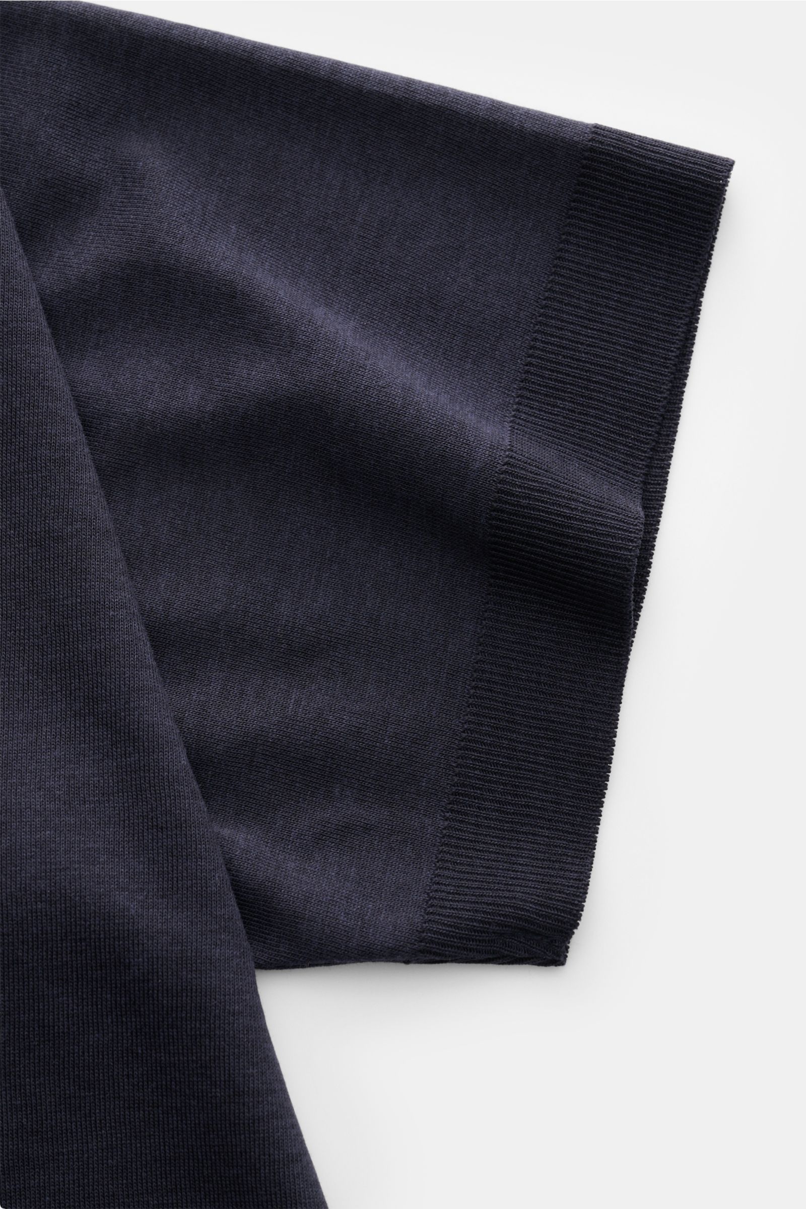 Altea Kurzarmpullover 'Cecil' navy im Detail, Nahaufnahme von Ärmel und Saum, feiner Lyocell-Baumwoll-Mix, Slim Fit, kurze Saumschlitze, elastische Rippbündchen.