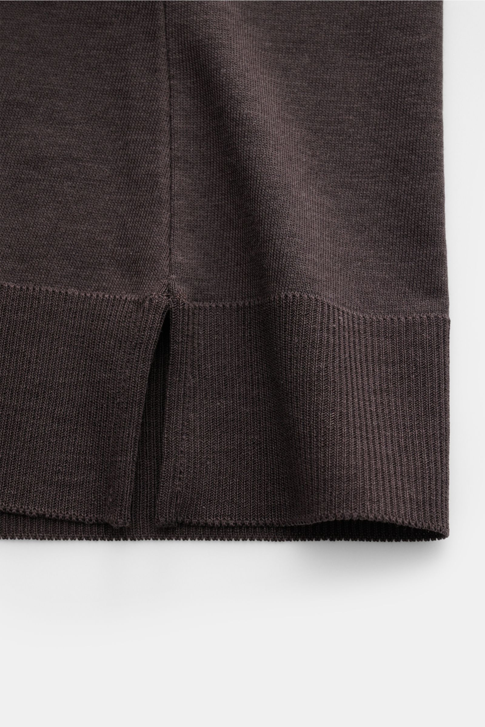 Close-up front view of the hem of Altea Short sleeve jumper 'Cecil' grey-brown showing fine knit and short hem vents.

For a summery feel: The airy short sleeve jumper 'Cecil' by ALTEA is made of a lightweight fine knit in a soft lyocell-cotton blend w