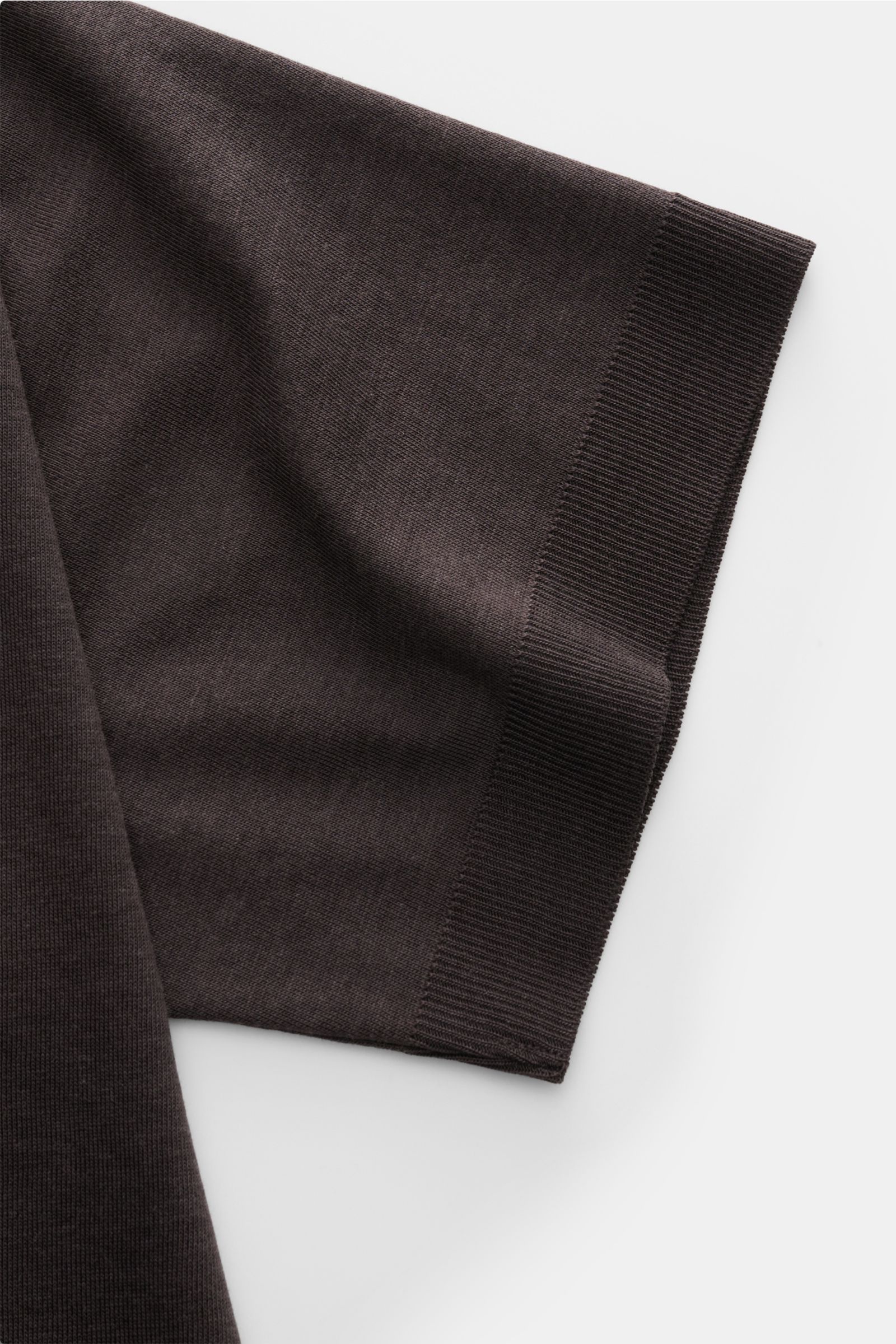 Altea Short sleeve jumper 'Cecil' grey-brown shown from a close-up side angle highlighting the fine knit short sleeve and elasticated ribbed bands. For a summery feel: The airy short sleeve jumper 'Cecil' by ALTEA is made of a lightweight fine knit in a s