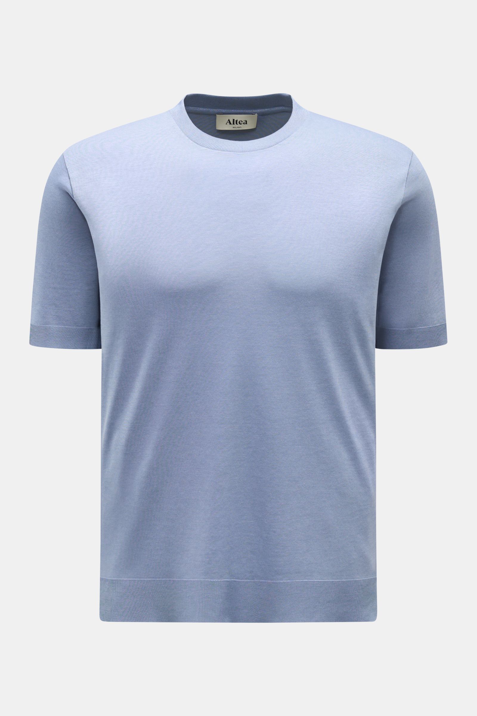 Altea Kurzarmpullover 'Cecil' rauchblau, frontal fotografiert, Slim Fit, leichter Feinstrick aus Lyocell-Baumwoll-Mix mit elastischen Rippbündchen und kurzen Saumschlitzen, sommerliches Basic.