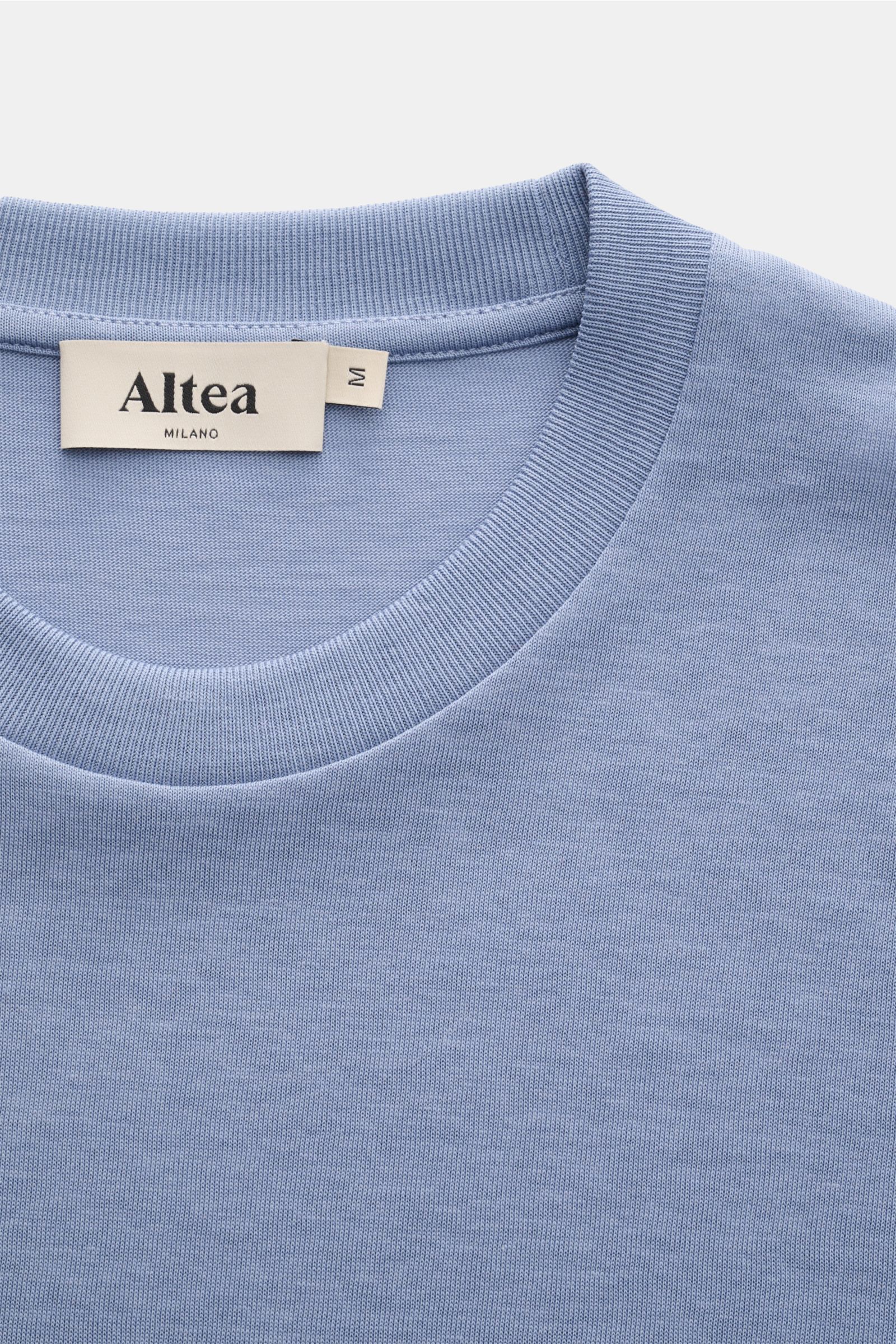 Nahaufnahme von Altea Kurzarmpullover 'Cecil' rauchblau, Slim Fit, leichter Feinstrick aus Lyocell-Baumwoll-Mix für Sommer.