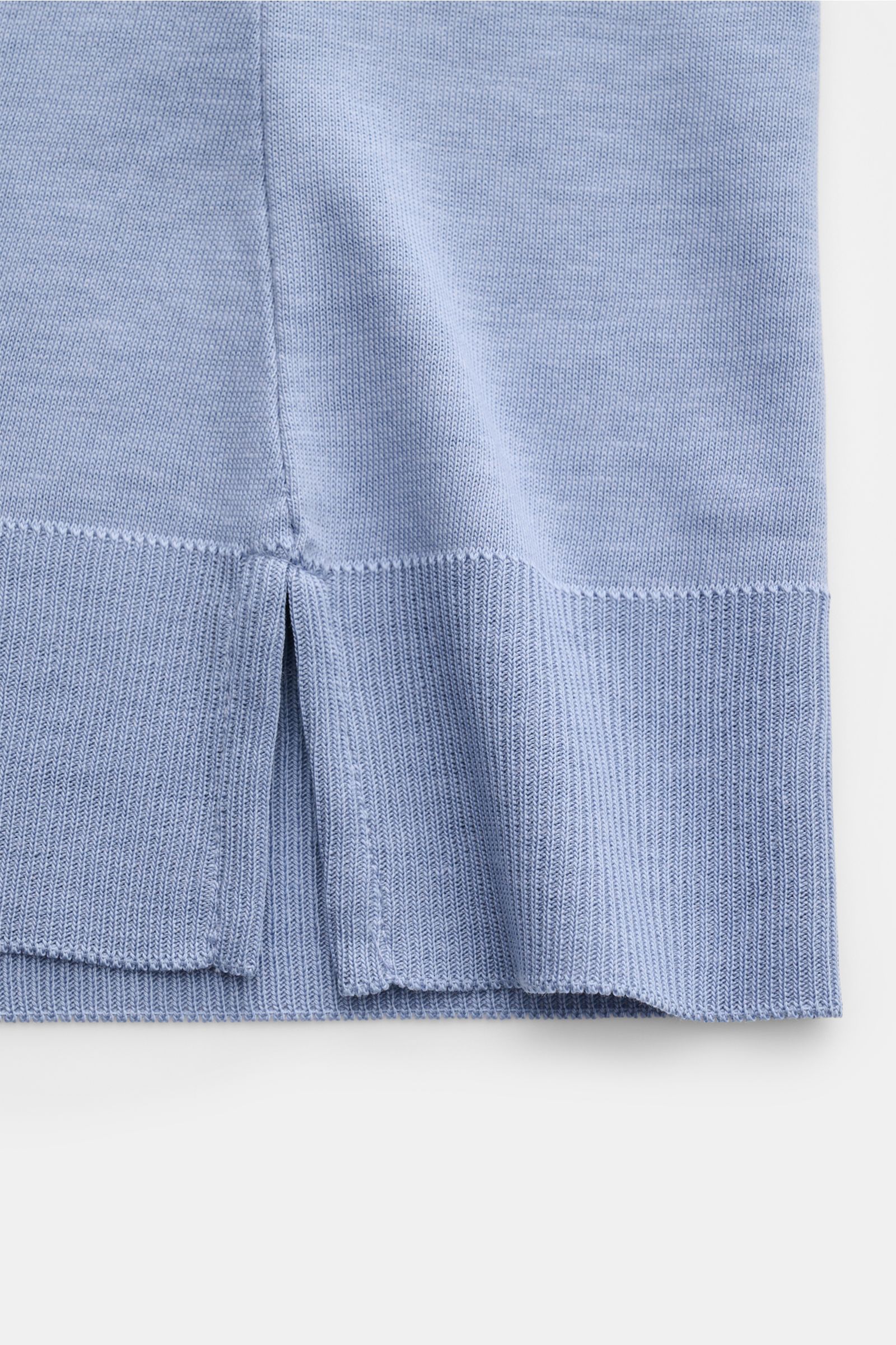 Altea Kurzarmpullover 'Cecil' rauchblau, Detailfoto von unten, leichter Feinstrick aus Lyocell-Baumwoll-Mix mit Saumschlitz, Slim Fit.