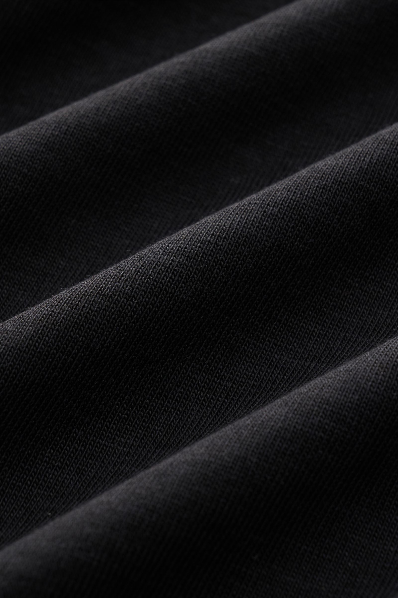 Close-up front view of Altea Short sleeve jumper 'Cecil' black showing lightweight, fine knit fabric with soft lyocell-cotton blend.

Description: For a summery feel: The airy short sleeve jumper 'Cecil' by ALTEA is made of a lightweight fine knit in a so