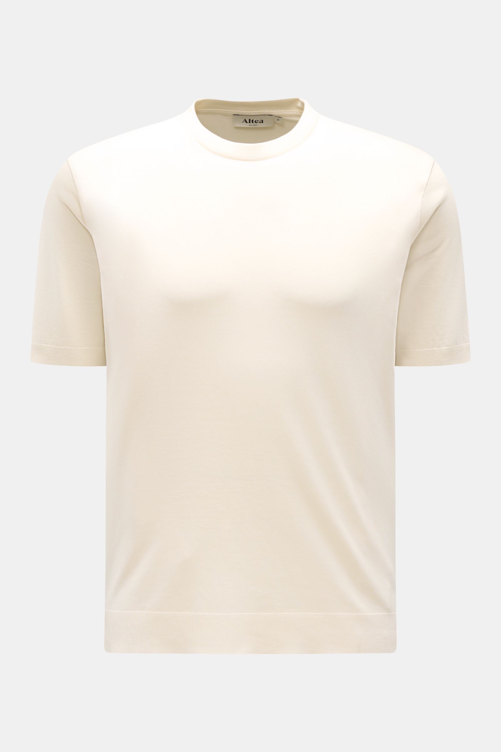 Front view of Altea Short sleeve jumper 'Cecil' cream, a slim-fit, soft lyocell-cotton blend jumper with elasticated ribbed bands and short hem vents.

Description: For a summery feel: The airy short sleeve jumper 'Cecil' by ALTEA is made of a lightweight