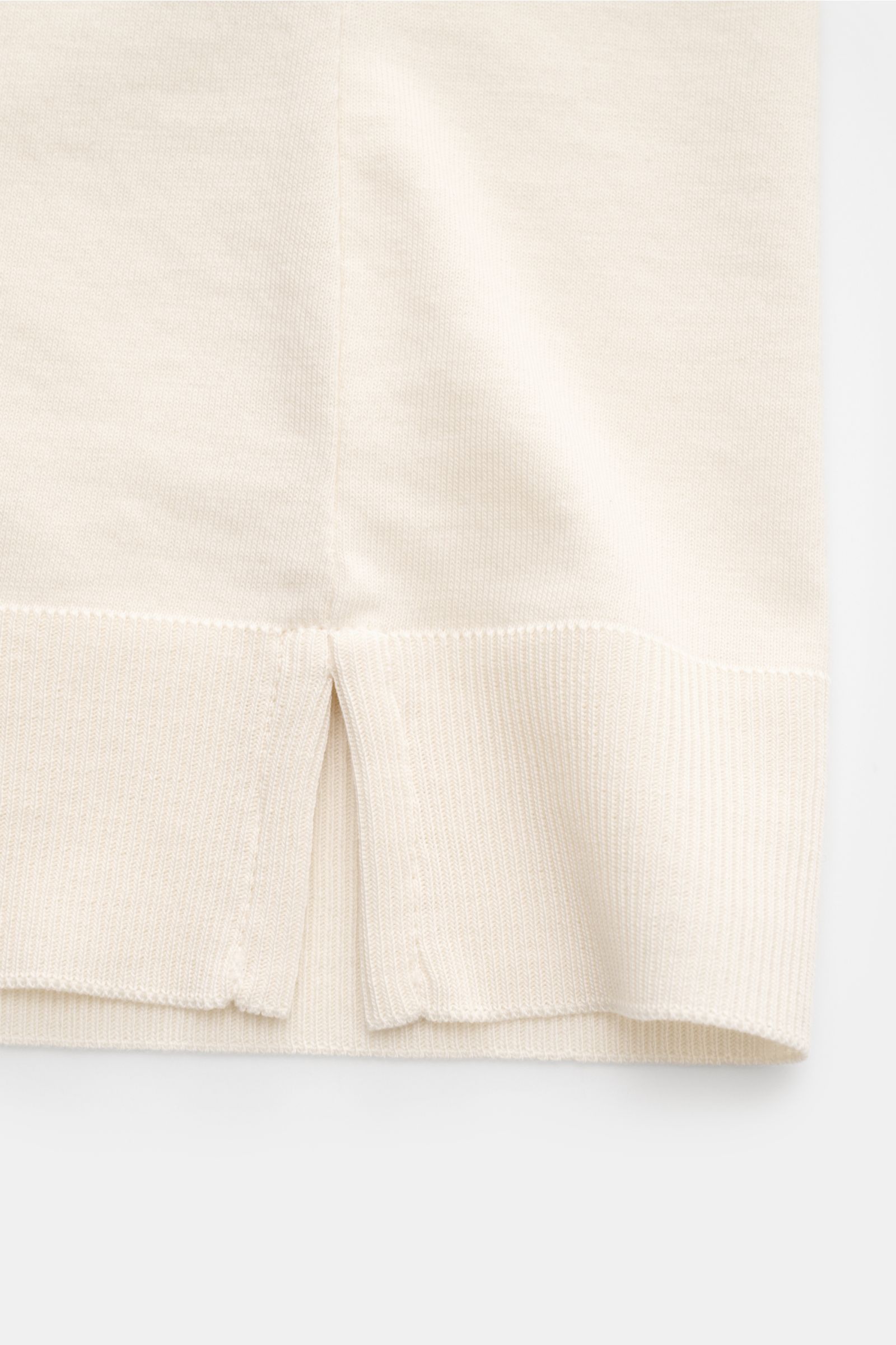 Altea Short sleeve jumper 'Cecil' cream shown from a close-up side angle highlighting the short hem vents and elasticated ribbed bands. For a summery feel: The airy short sleeve jumper 'Cecil' by ALTEA is made of a lightweight fine knit in a soft lyocell-