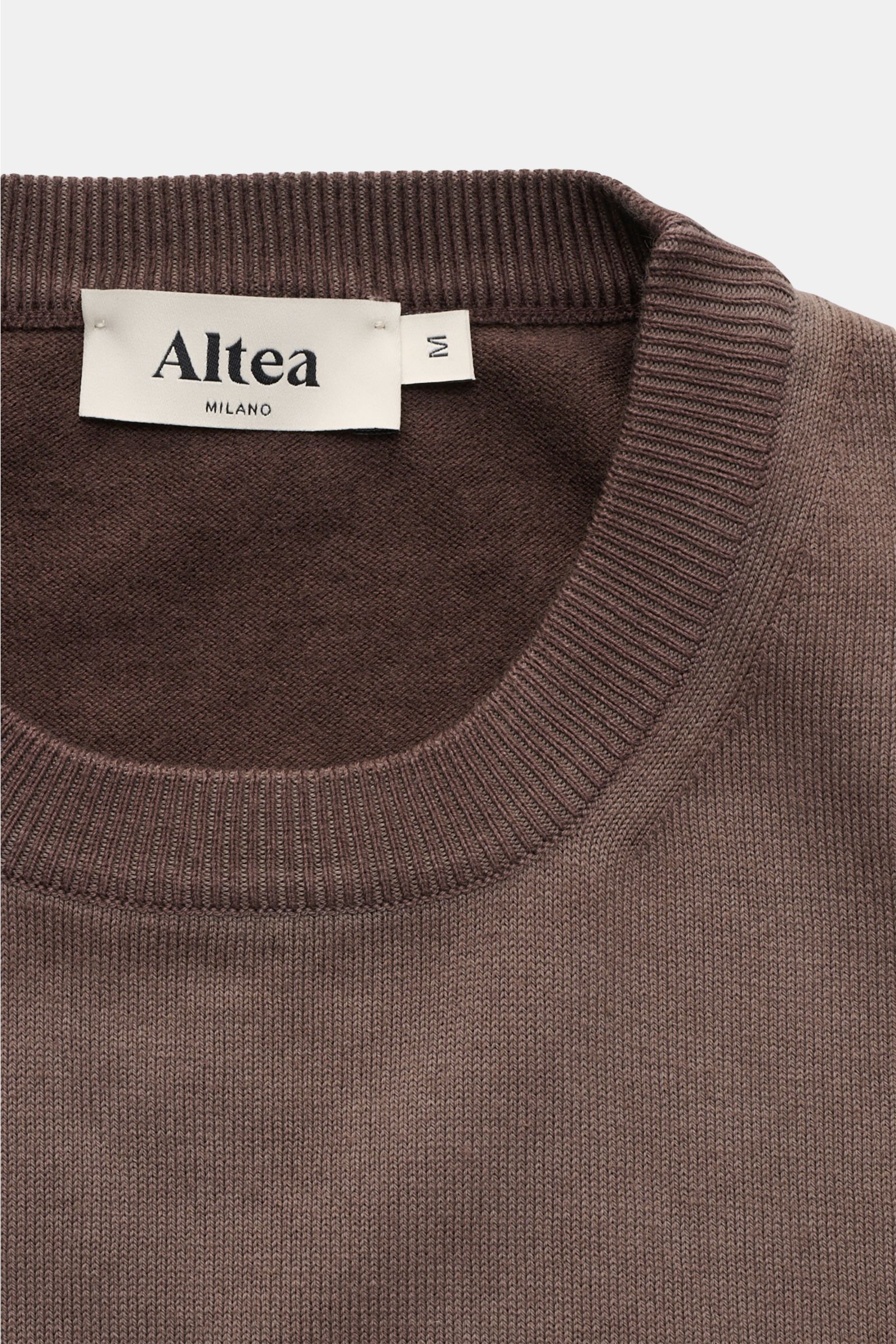 Nahaufnahme des graubraunen Altea Kurzarmpullovers mit Rundhalsausschnitt und Rippbündchen, feines Strickbild, reine Baumwolle, Slim Fit.