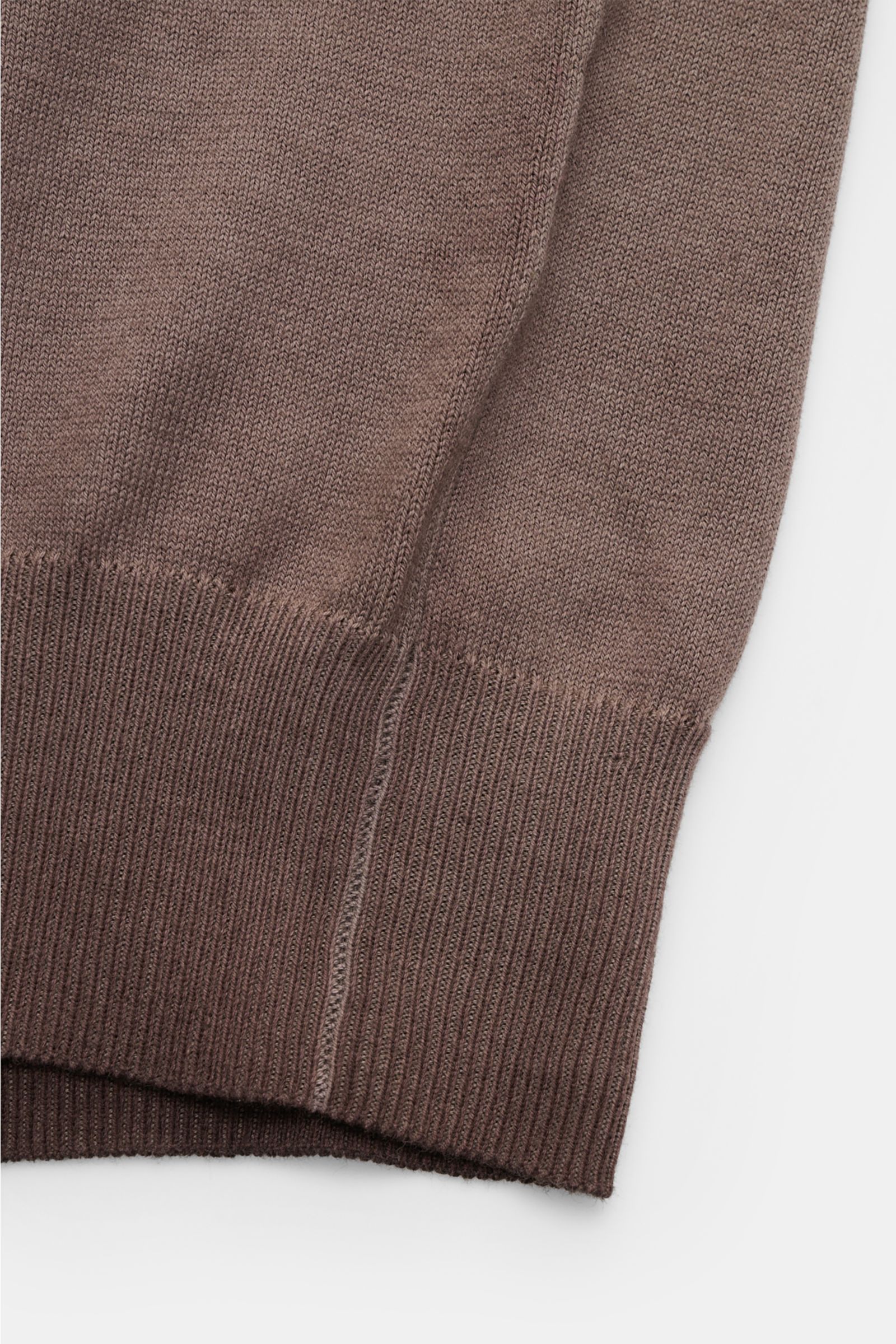 Altea Kurzarmpullover graubraun in Slim Fit aus reiner Baumwolle mit Rundhalsausschnitt, weichem Griff, feinem Strickbild und Rippbündchen, Detailansicht.