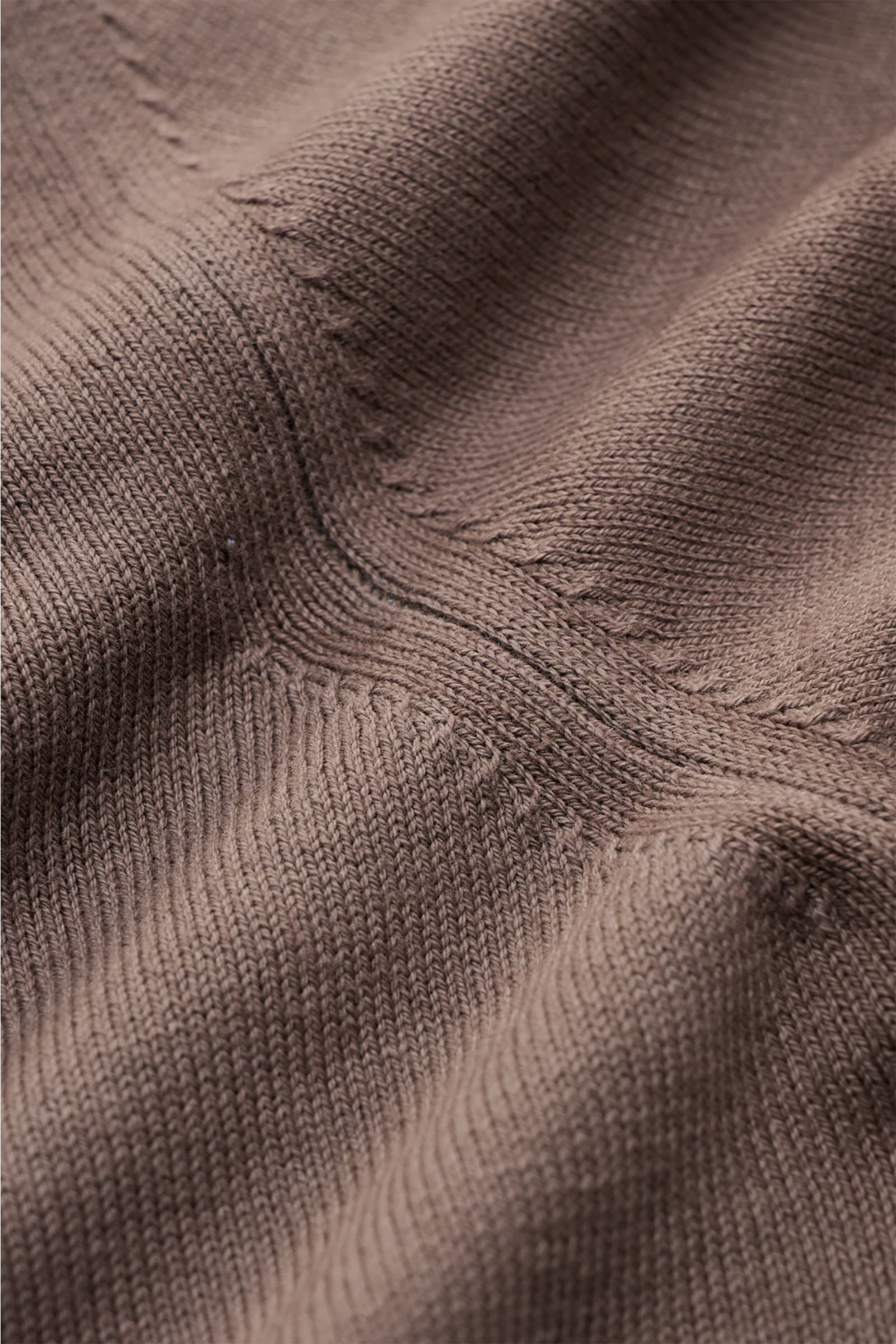 Nahaufnahme des graubraunen Altea Kurzarmpullovers aus reiner Baumwolle mit feinem Strickbild, Rundhalsausschnitt und Rippbündchen.