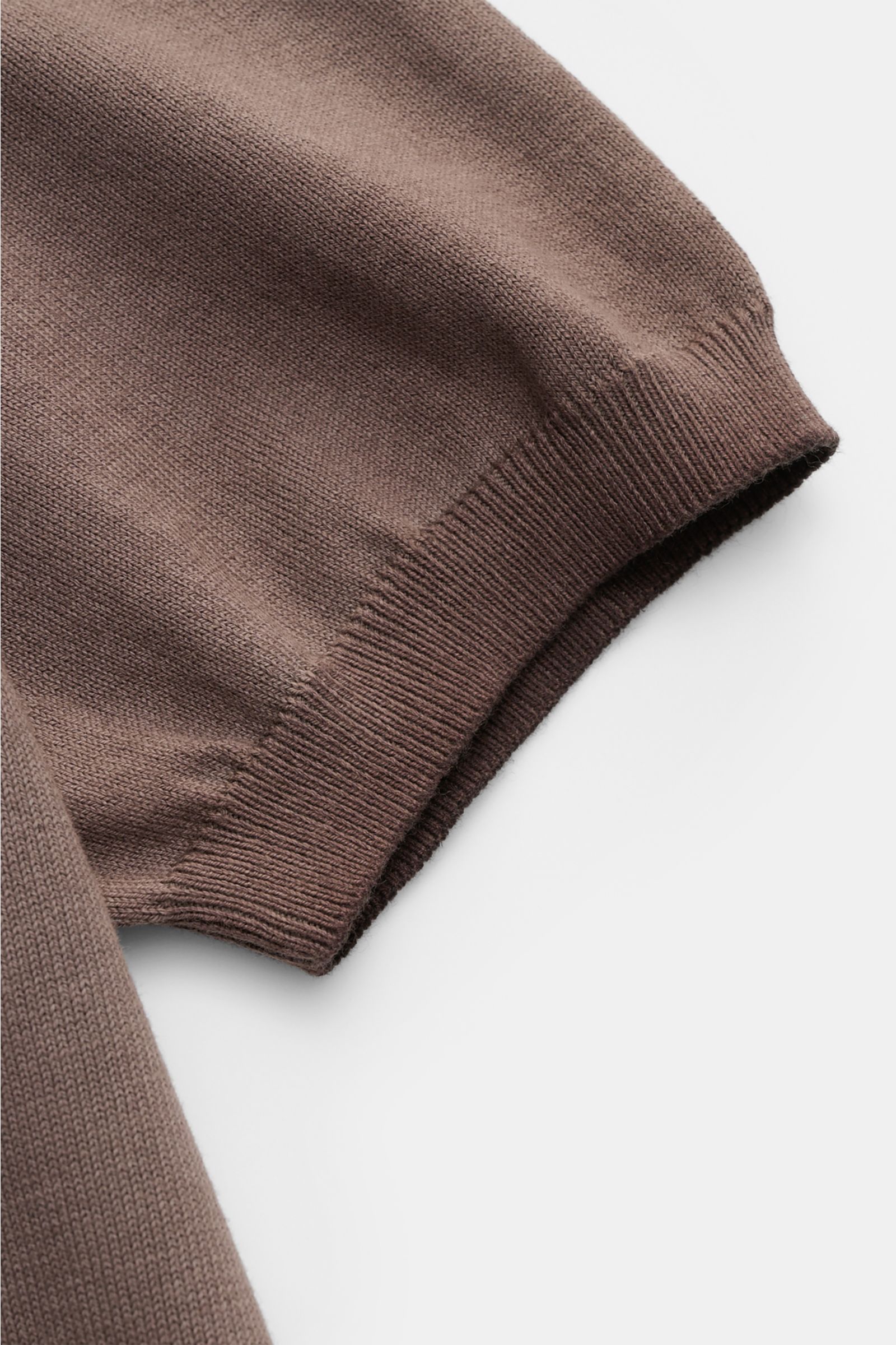 Altea Kurzarmpullover graubraun, Nahaufnahme von Ärmel und Rippbündchen, reine Baumwolle, weicher Griff, feines Strickbild, Slim Fit, Rundhalsausschnitt.