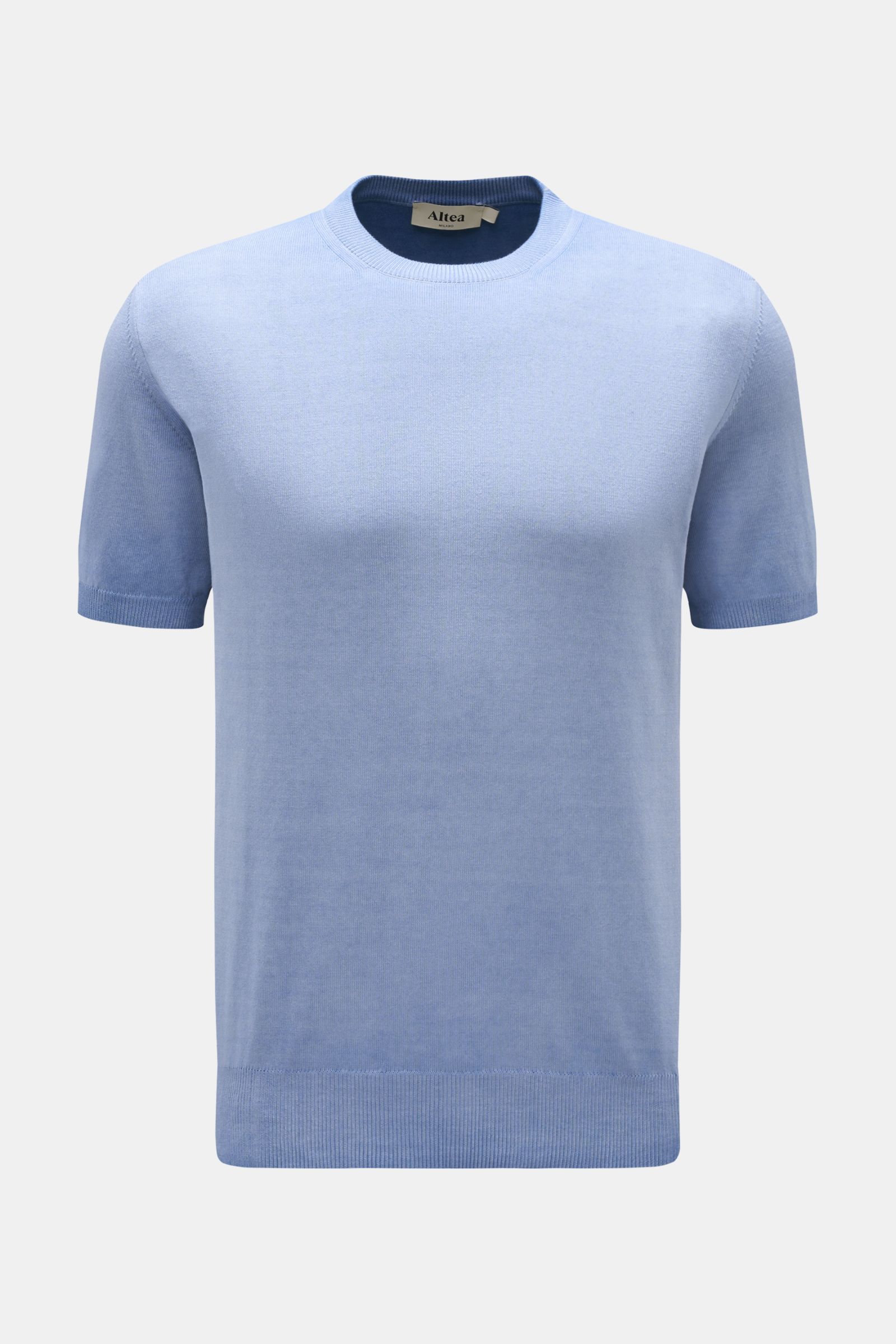 Altea Kurzarmpullover rauchblau aus reiner Baumwolle mit Slim Fit, Rundhalsausschnitt, feinem Strickbild, weichem Griff, Rippbündchen, frontal fotografiert.
