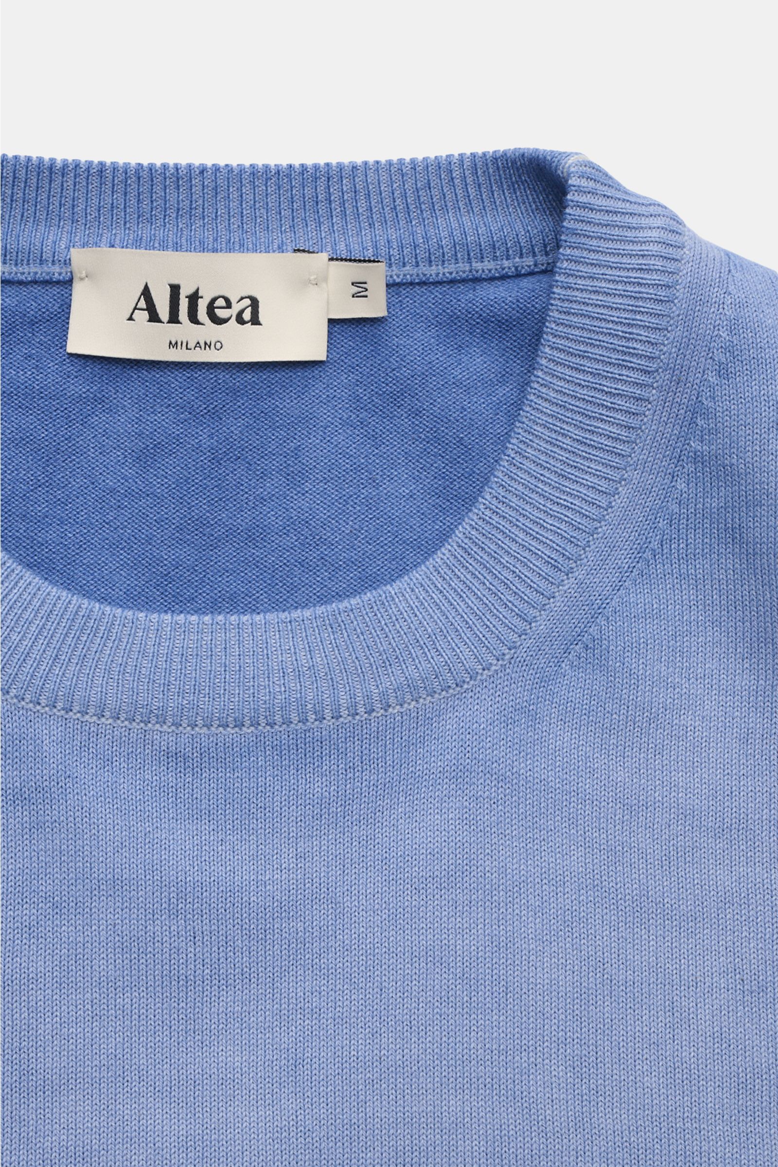 Altea Kurzarmpullover rauchblau, Nahaufnahme von oben, reine Baumwolle, feines Strickbild, Rundhalsausschnitt, Slim Fit, weicher Griff, Rippbündchen.
