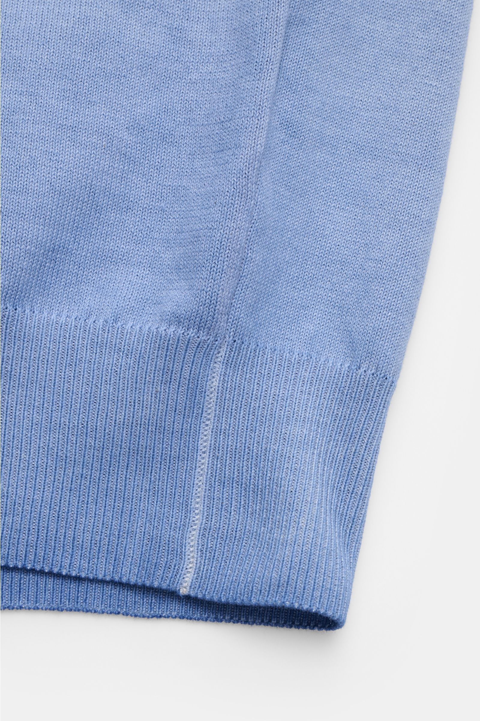 Altea Kurzarmpullover rauchblau, Nahaufnahme Rippbündchen und feines Strickbild aus reiner Baumwolle, Slim Fit, Rundhalsausschnitt.