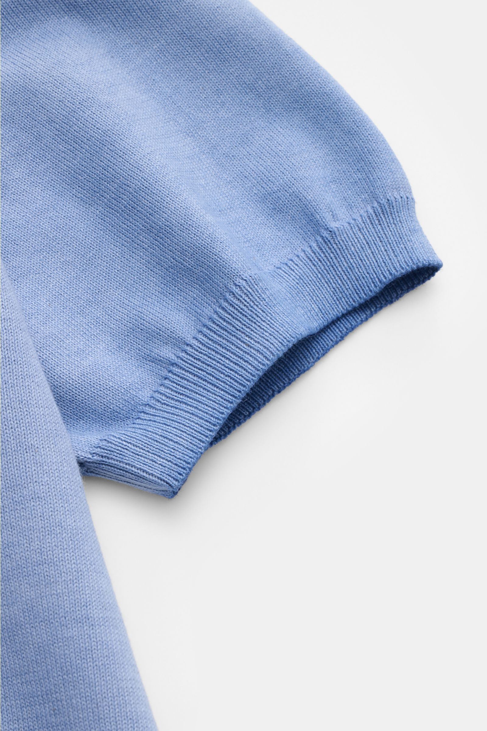 Nahaufnahme des Altea Kurzarmpullover rauchblau aus reiner Baumwolle mit feinem Strickbild, Slim Fit, Rundhalsausschnitt und Rippbündchen.