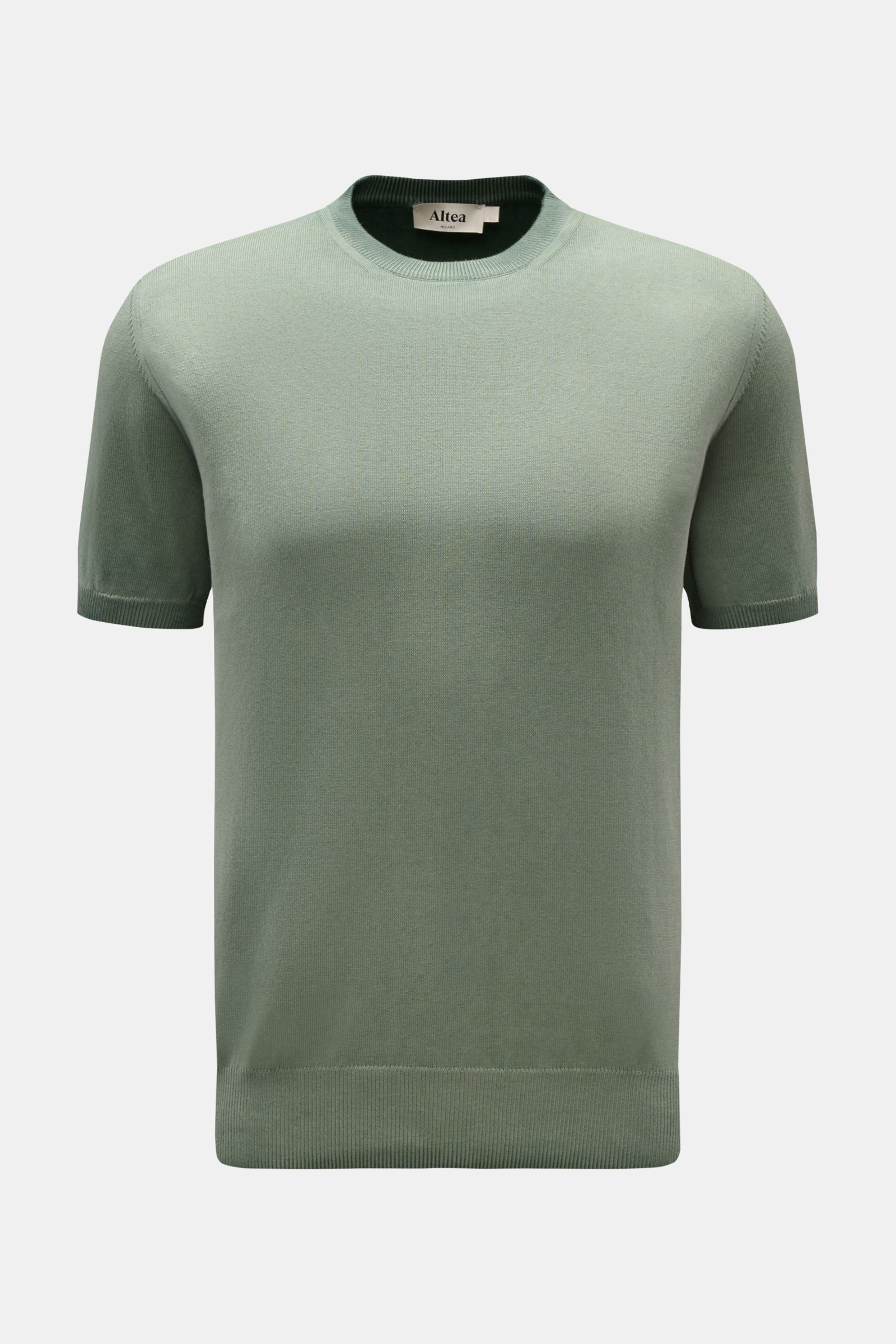 Altea Kurzarmpullover graugrün, Slim Fit, Rundhalsausschnitt, feines Strickbild, weicher Griff, reine Baumwolle, Rippbündchen, frontal fotografiert.