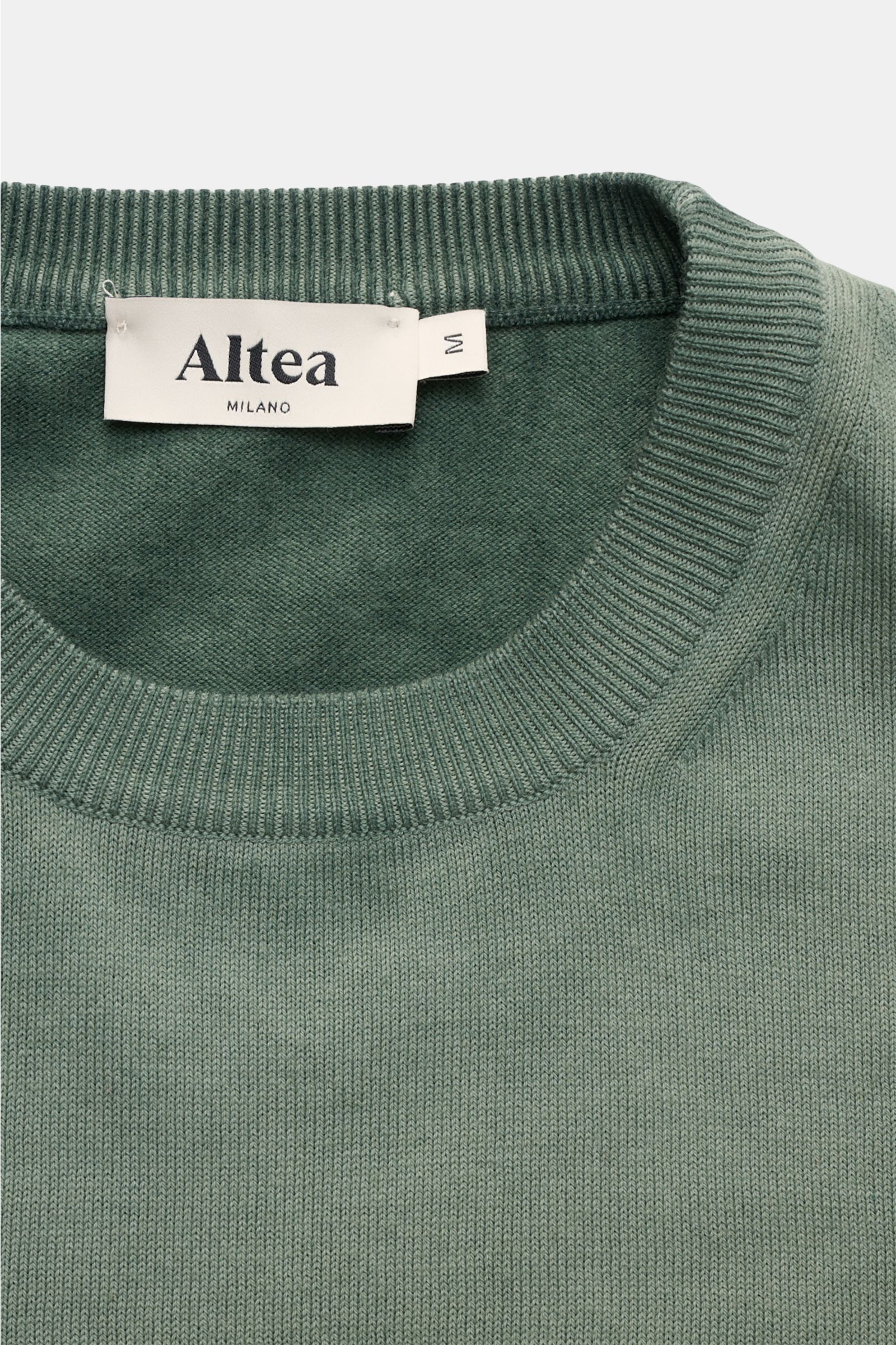 Altea Kurzarmpullover graugrün, Nahaufnahme von Rundhalsausschnitt, weicher reiner Baumwolle, feines Strickbild, Slim Fit, Rippbündchen.