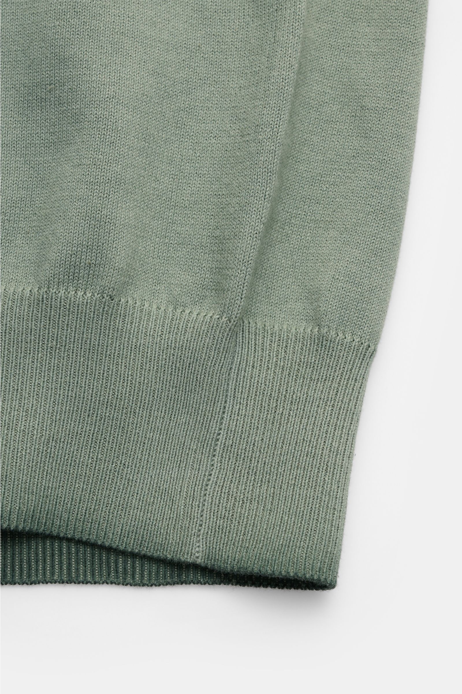 Altea Kurzarmpullover graugrün, Detailaufnahme von Rippbündchen und feinem Strickbild, reine Baumwolle, Slim Fit, Rundhalsausschnitt, weicher Griff