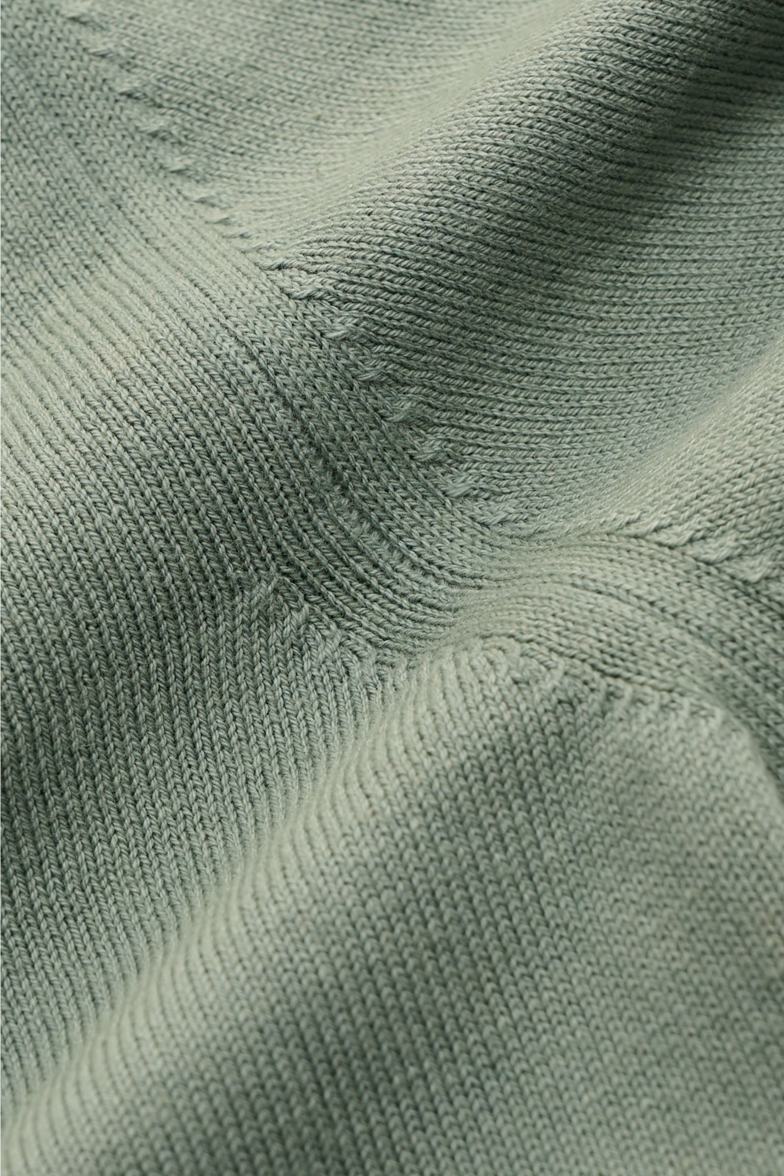 Detailaufnahme des graugrünen Altea Kurzarmpullovers aus reiner Baumwolle mit feinem Strickbild und weichem Griff.