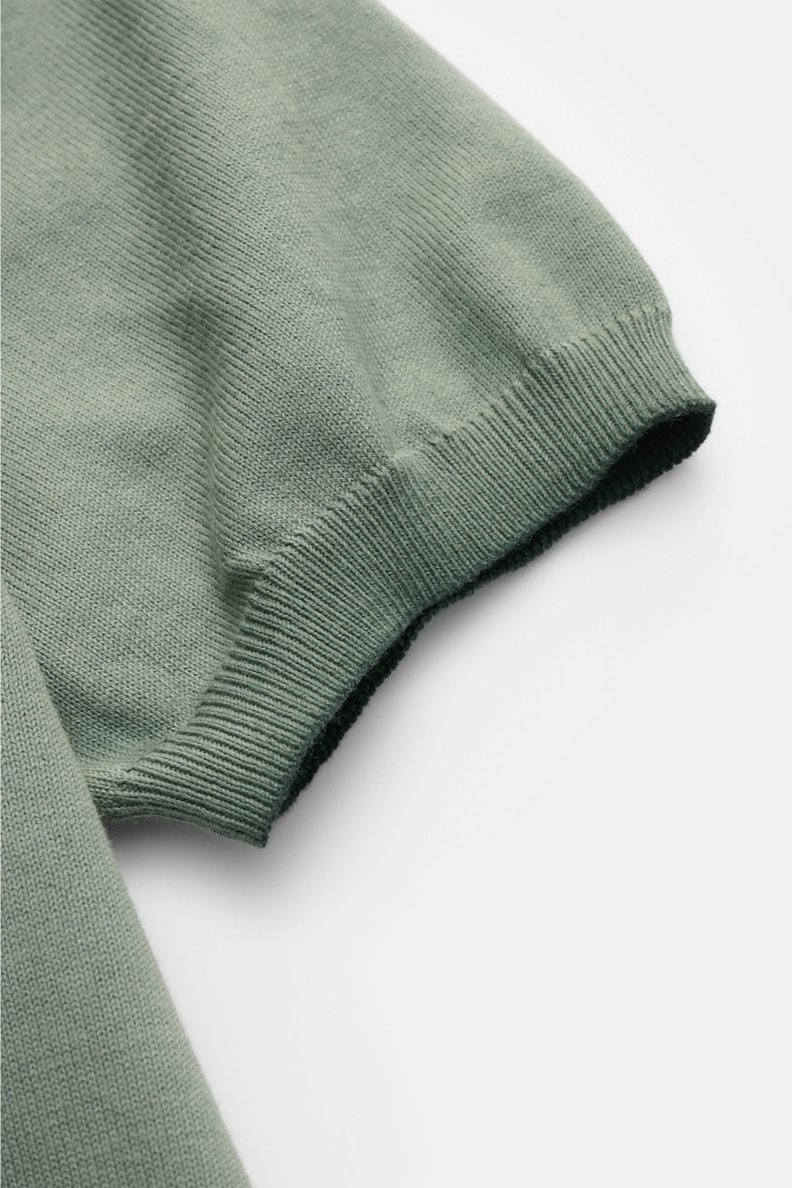 Altea Kurzarmpullover graugrün aus reiner Baumwolle, Slim Fit, Rundhalsausschnitt, weicher Griff, feines Strickbild, Nahaufnahme Ärmel und Rippbündchen.