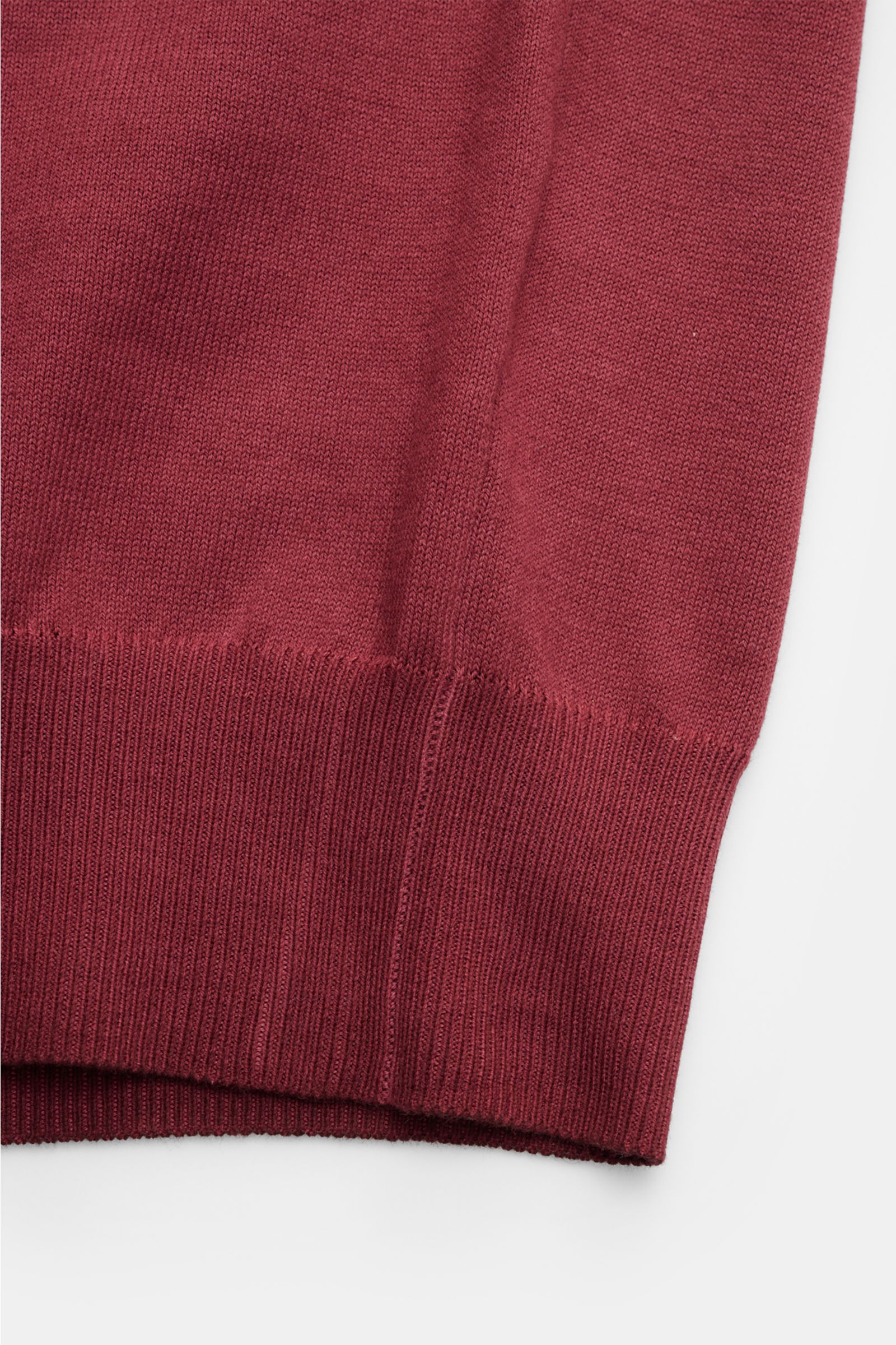 Altea Kurzarmpullover bordeaux aus reiner Baumwolle, Slim Fit mit Rundhalsausschnitt, weicher Griff, feines Strickbild und Rippbündchen, Nahaufnahme von unten.