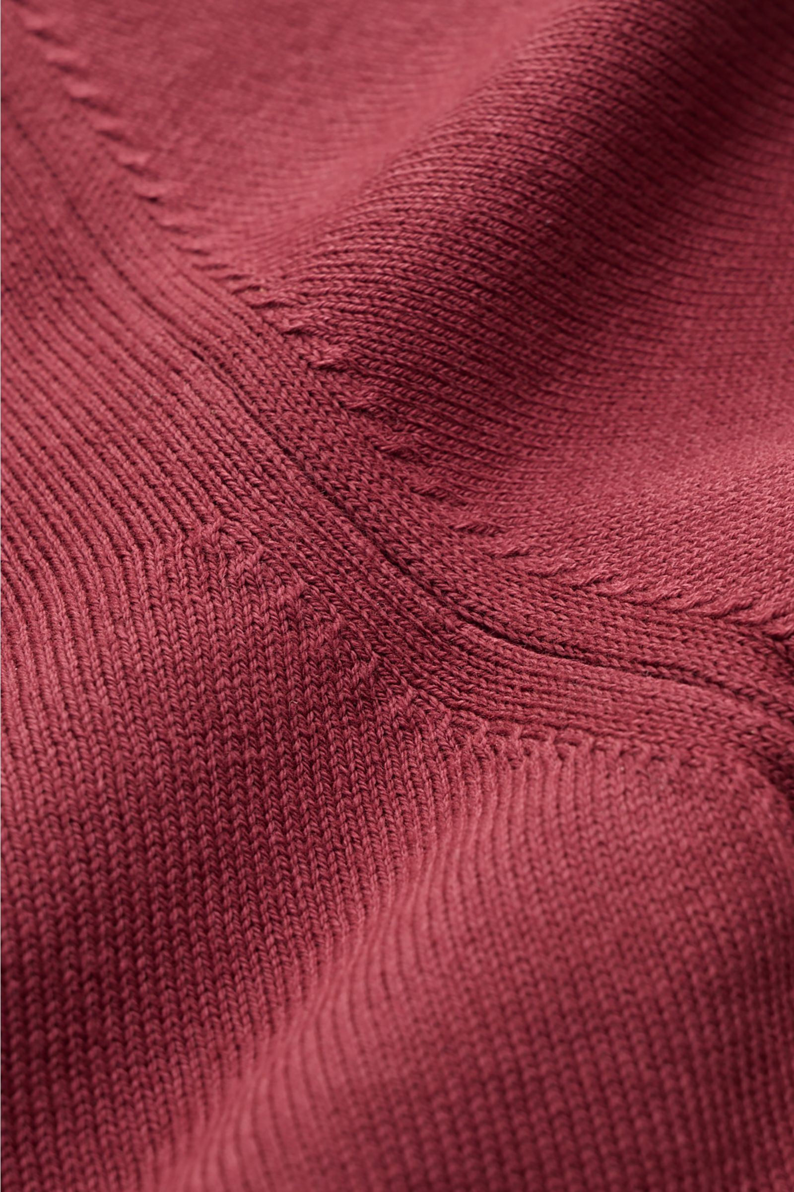 Nahaufnahme des Altea Kurzarmpullovers bordeaux aus reiner Baumwolle mit feinem Strickbild, Rundhalsausschnitt und weichem Griff.