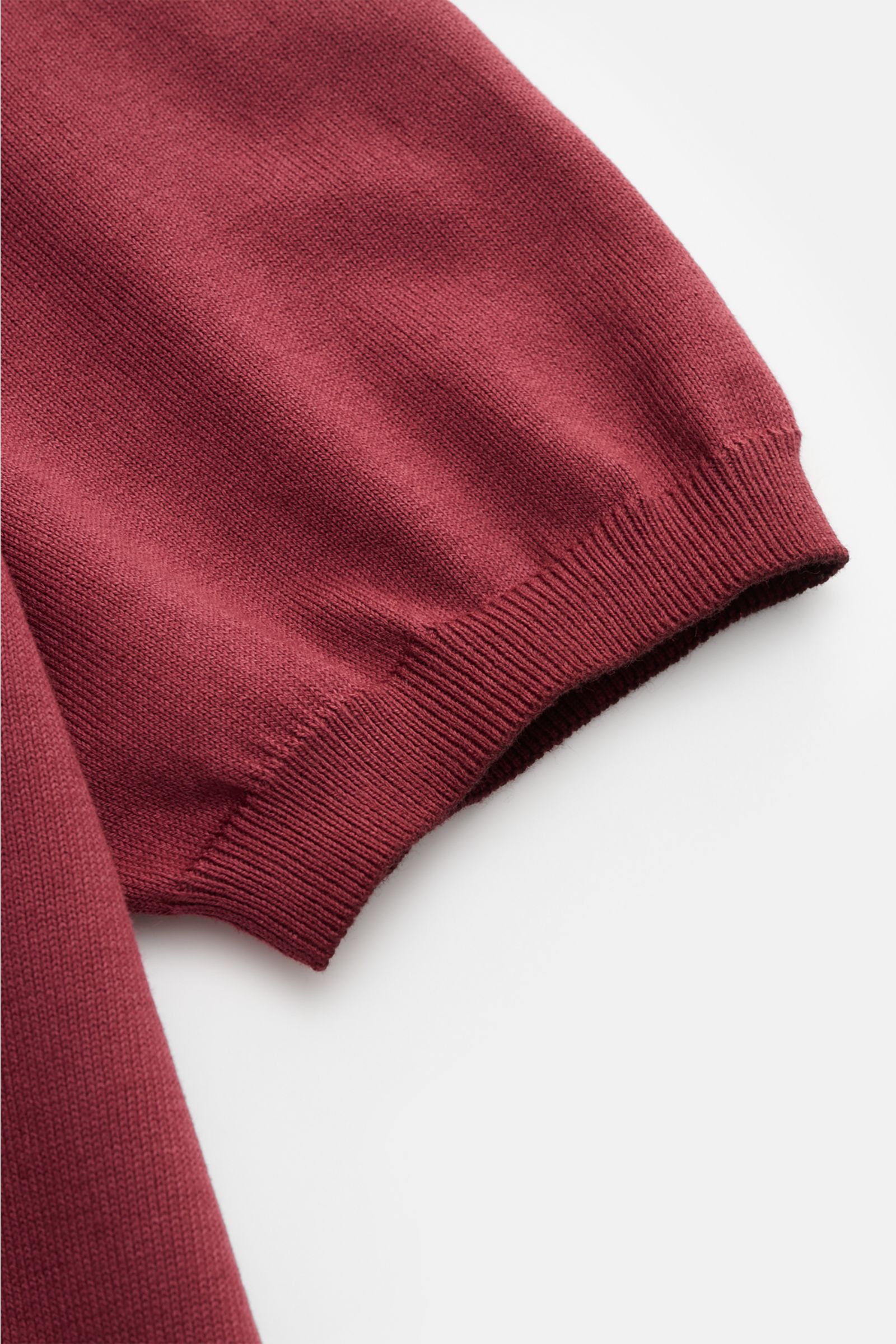 Altea Kurzarmpullover bordeaux aus reiner Baumwolle, weicher Griff, feines Strickbild, Slim Fit, Rundhalsausschnitt, Rippbündchen, Detailaufnahme Ärmelsaum.