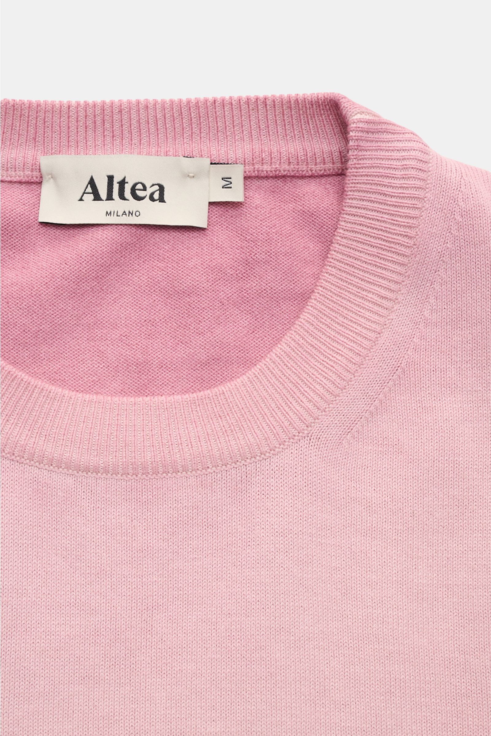 Altea Kurzarmpullover rosé, Nahaufnahme von oben, feines Strickbild, Rundhalsausschnitt, weicher Griff, reine Baumwolle, Slim Fit, Rippbündchen.