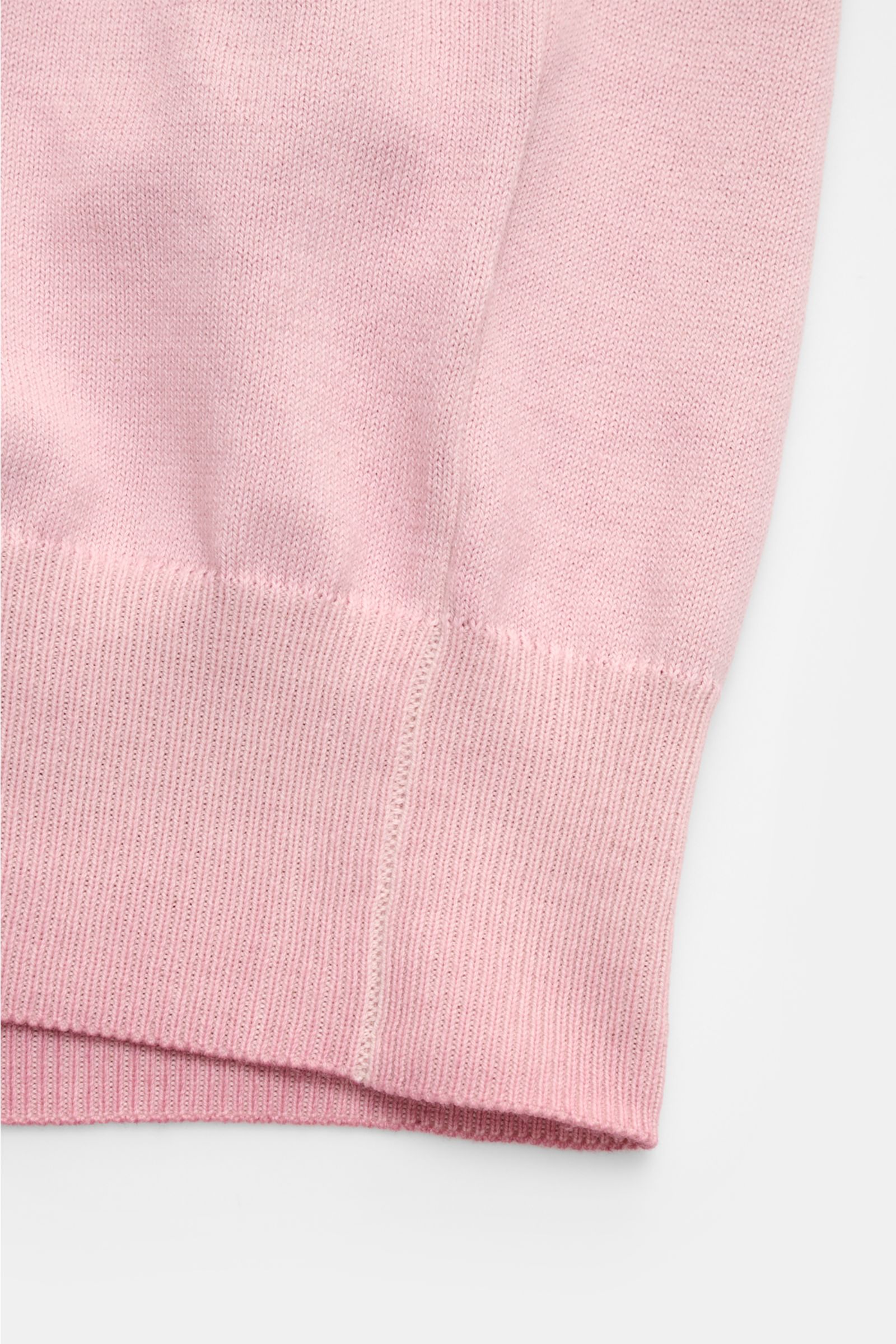 Altea Kurzarmpullover rosé aus reiner Baumwolle, Slim Fit mit Rundhalsausschnitt, weichem Griff, feinem Strickbild und Rippbündchen, Detailaufnahme.