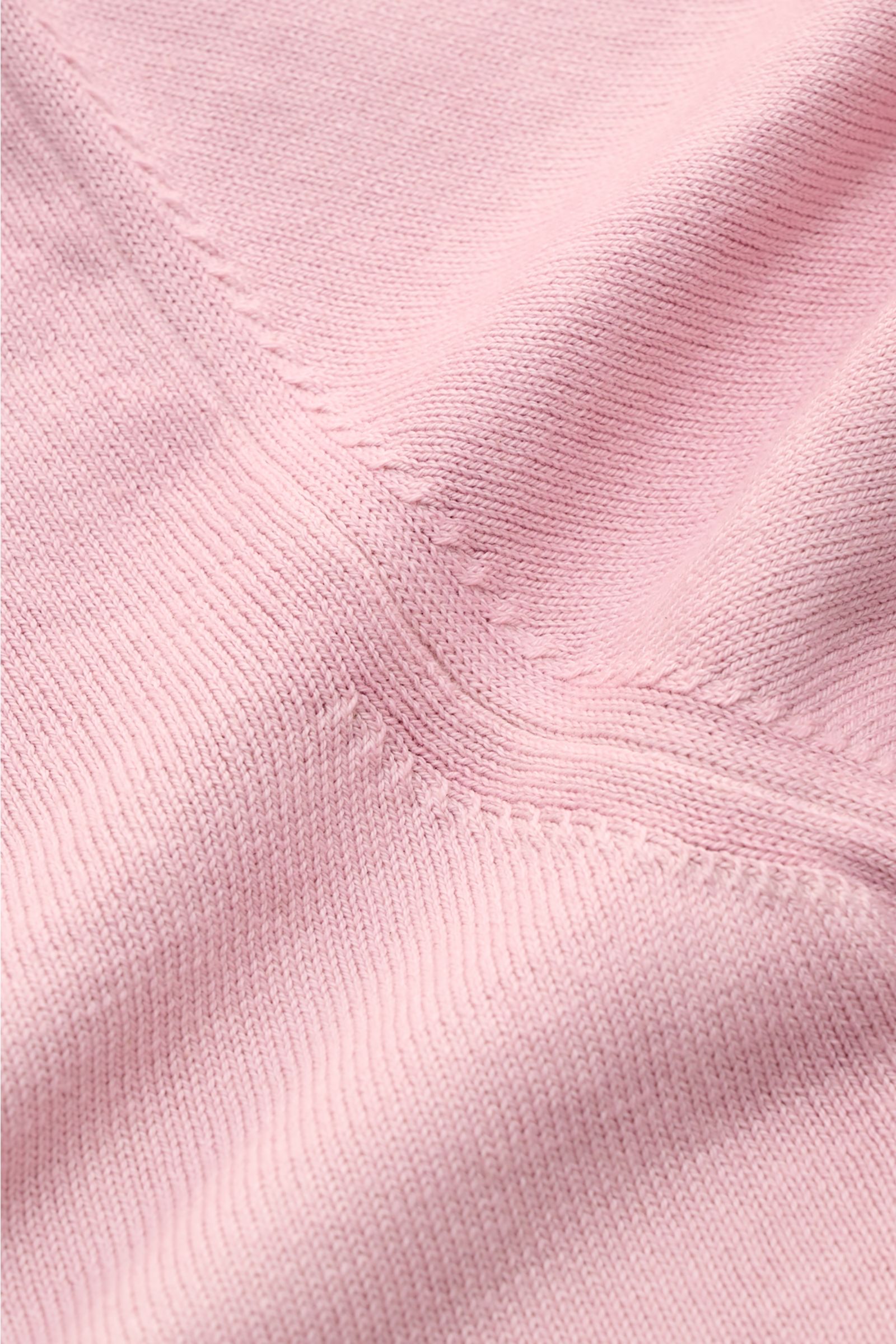 Nahaufnahme des Altea Kurzarmpullovers rosé aus reiner Baumwolle mit feinem Strickbild, Slim Fit, Rundhalsausschnitt und Rippbündchen.