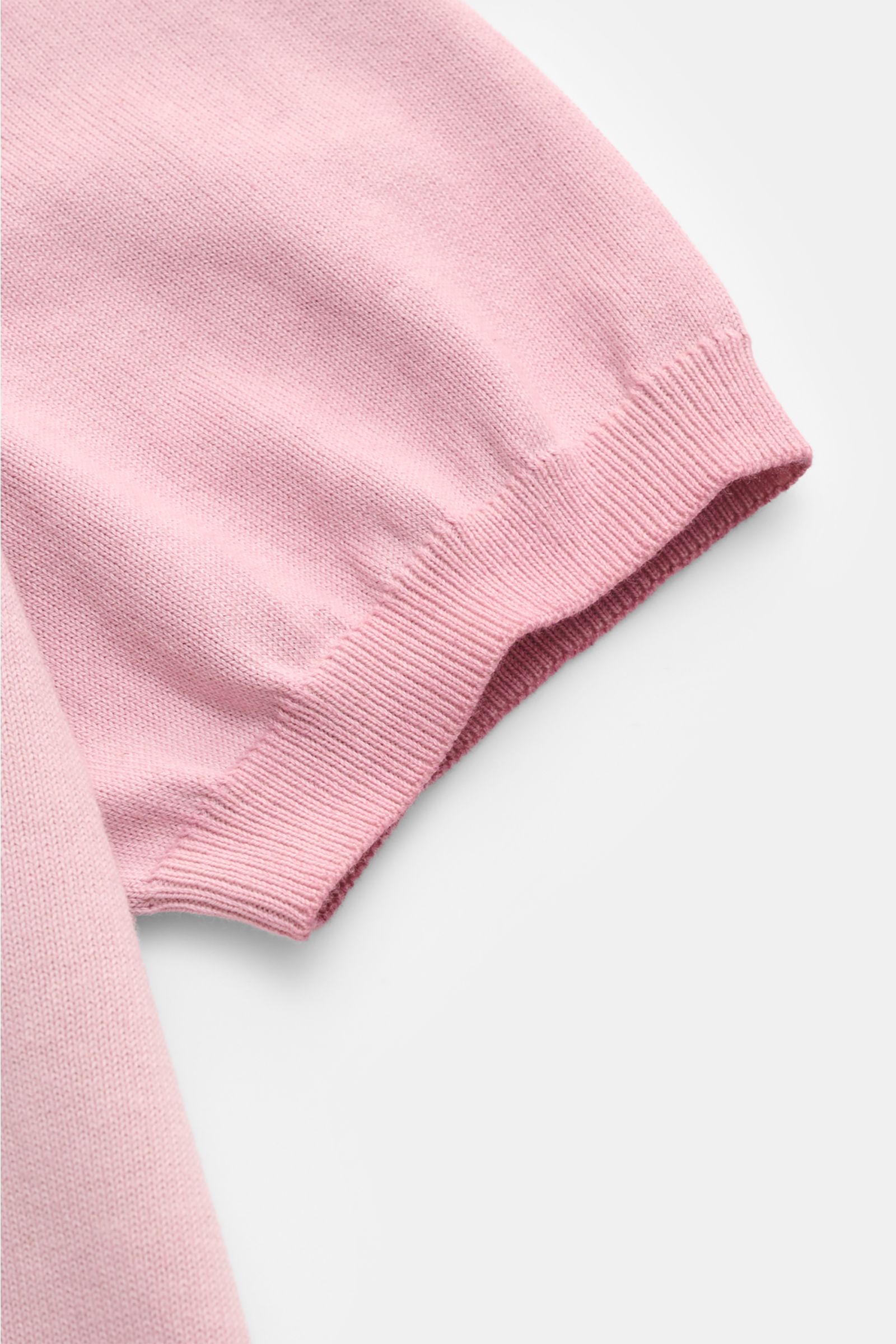 Altea Kurzarmpullover rosé aus reiner Baumwolle, weicher Griff, feines Strickbild, Slim Fit mit Rundhalsausschnitt und Rippbündchen, Detailansicht Ärmelsaum.