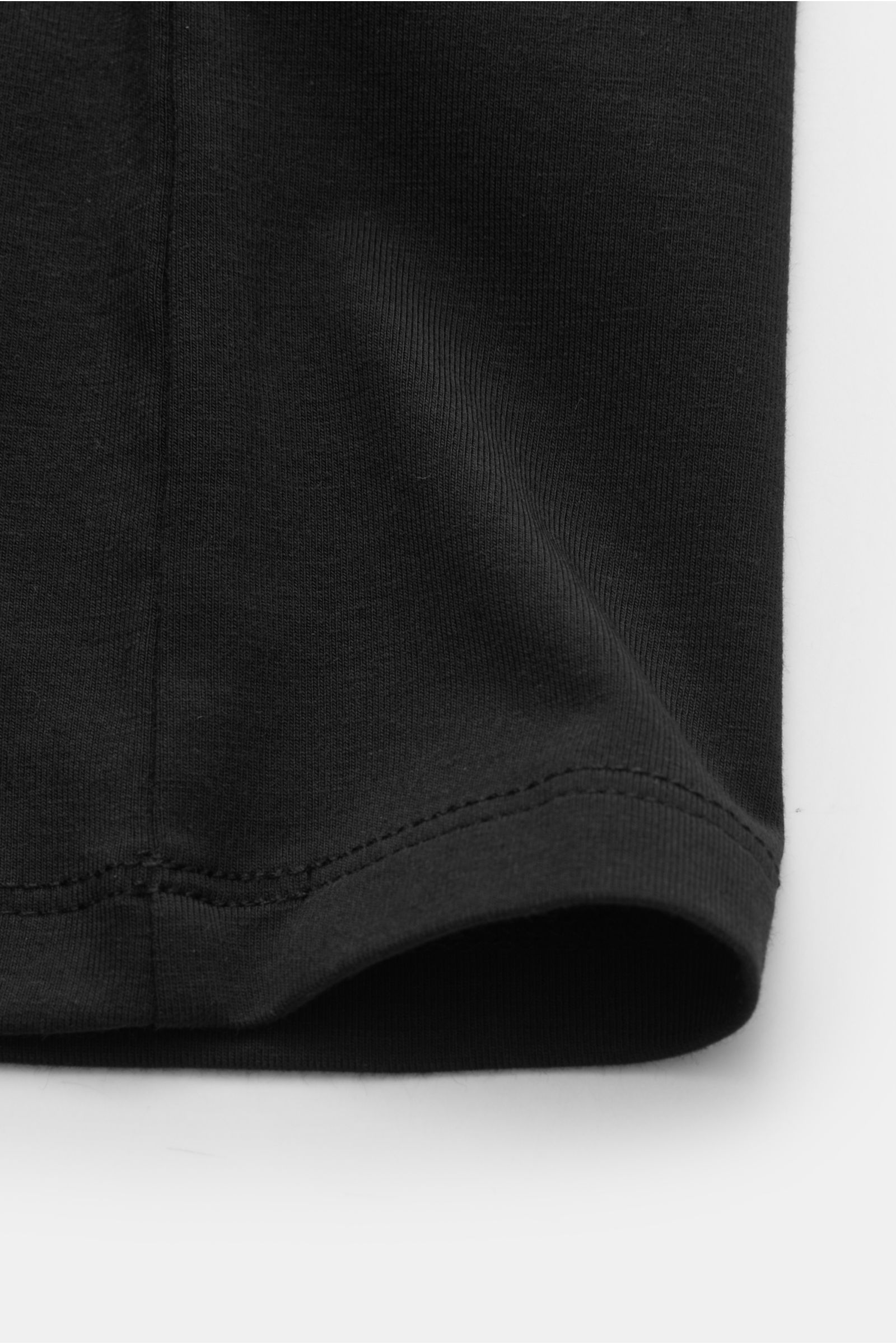 Kiefermann V-Neck T-Shirt 'Hapes' schwarz, Detailaufnahme der elastischen, weichen Baumwoll-Modal-Jersey-Qualität, Extra Slim Fit, V-Ausschnitt, Nahtansicht.