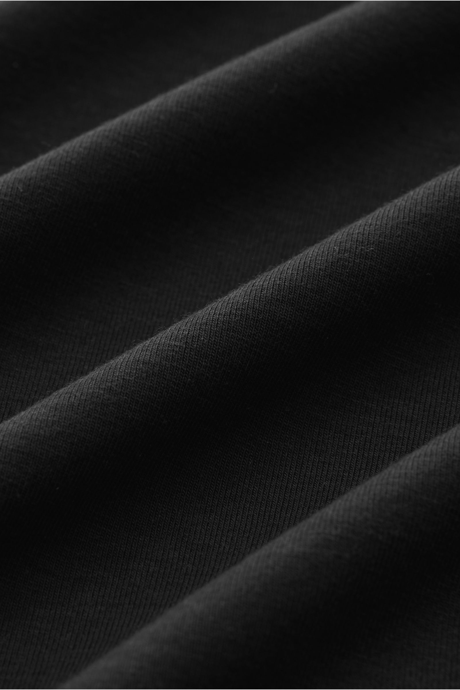 Kiefermann V-Neck T-Shirt 'Hapes' schwarz in Nahaufnahme, weich-elastischer Baumwoll-Modal-Jersey mit glattem Griff, Extra Slim Fit, V-Ausschnitt.