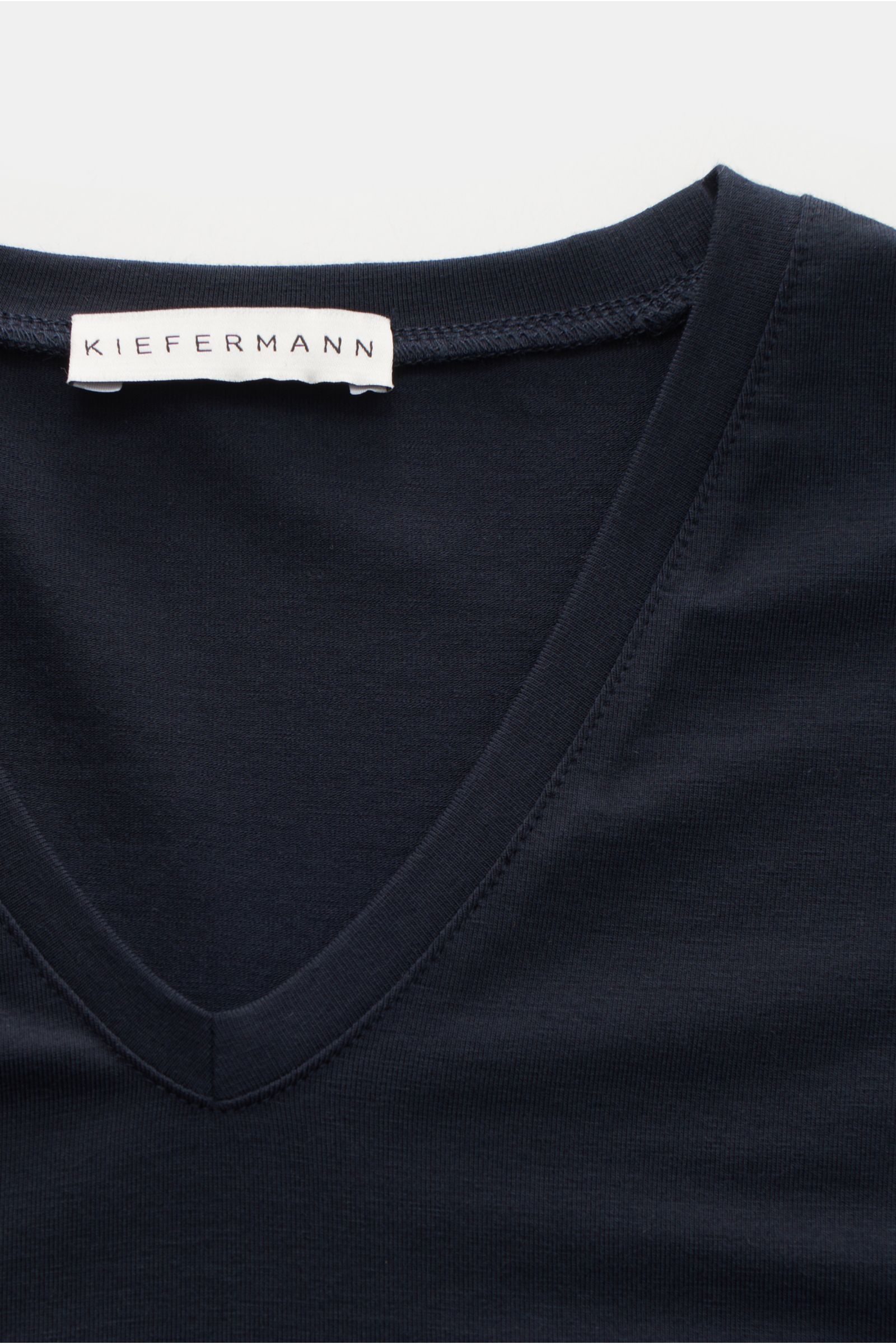 Kiefermann V-Neck T-Shirt 'Hapes' navy in Extra Slim Fit, V-Ausschnitt, aus weichem, elastischem Baumwoll-Modal-Jersey, Detailaufnahme von oben.