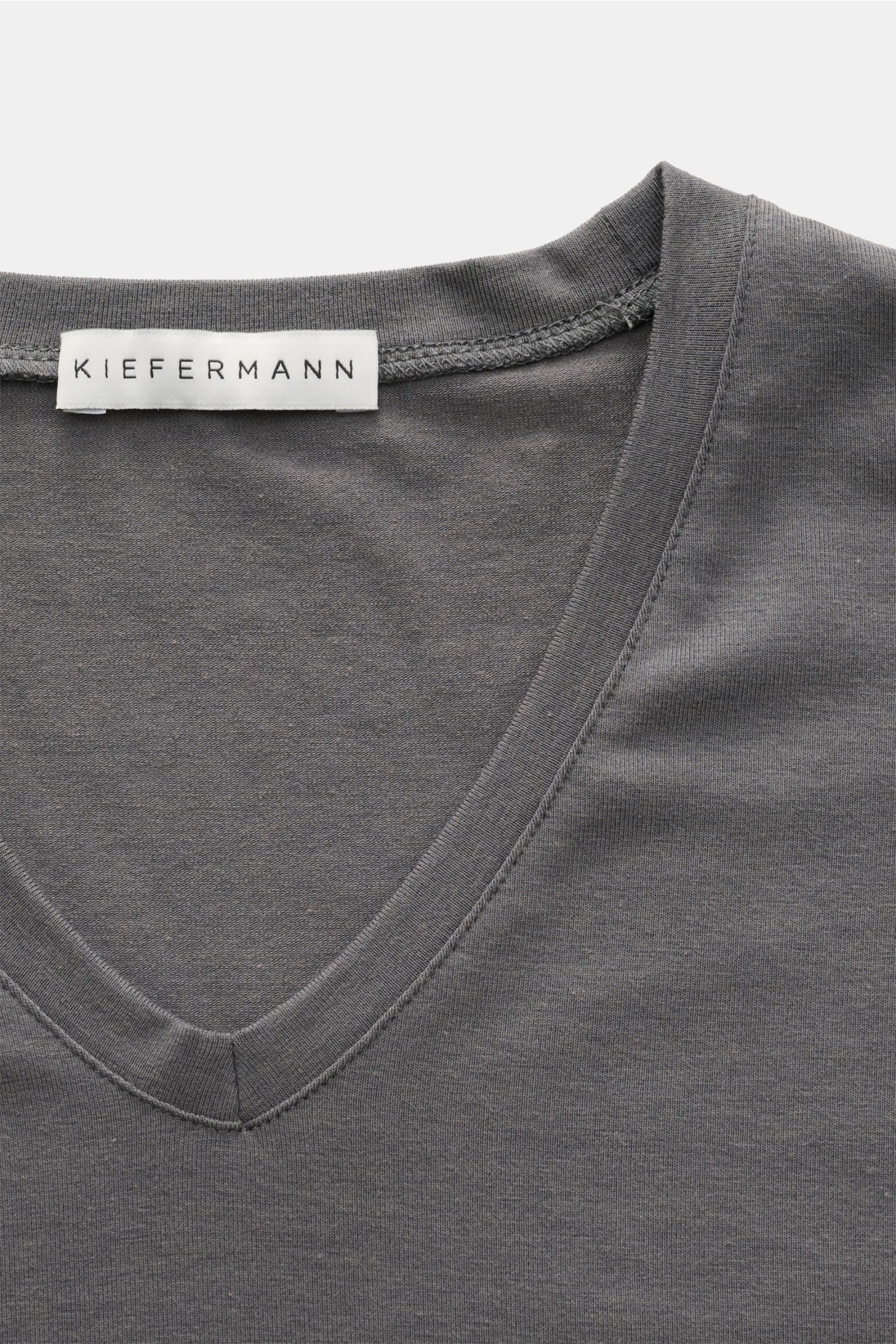 Nahaufnahme des grauen Kiefermann V-Neck T-Shirts 'Hapes' mit V-Ausschnitt und Label, Jersey aus Baumwolle-Modal, elastisch, Extra Slim Fit.