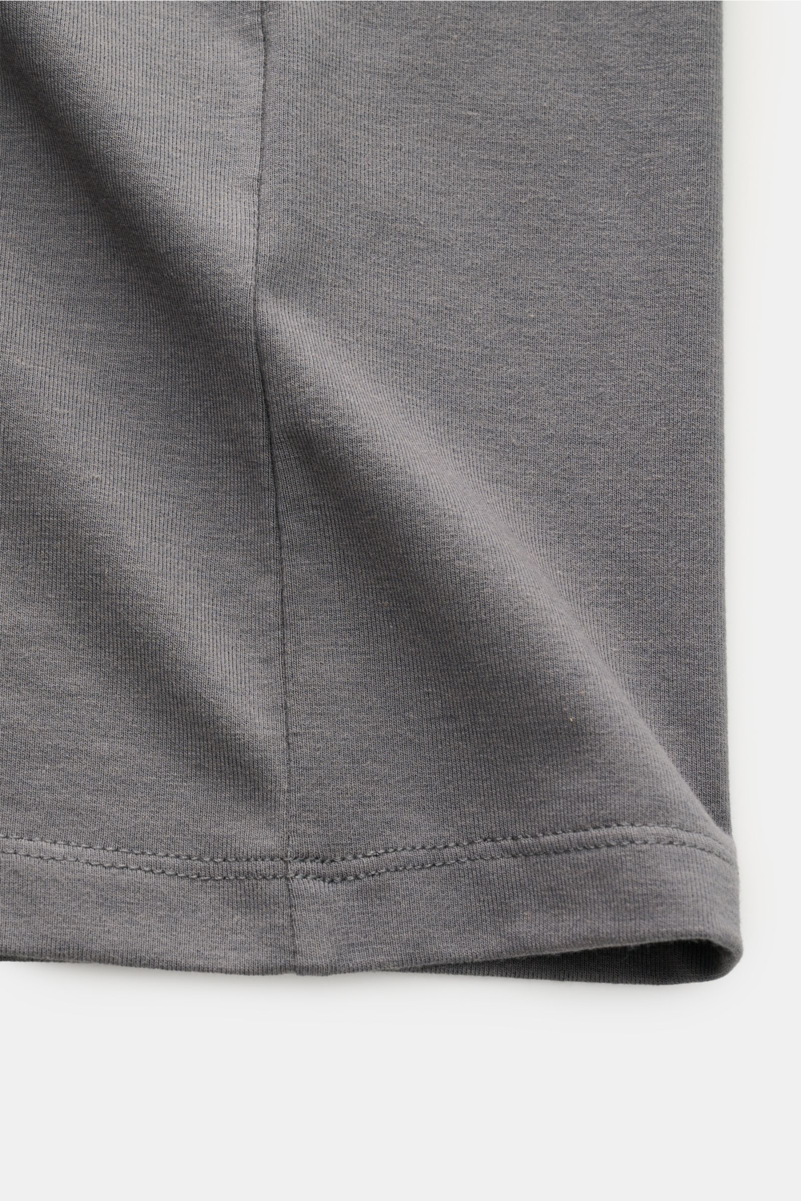 Nahaufnahme des grauen Kiefermann V-Neck T-Shirts 'Hapes' im Extra Slim Fit, V-Ausschnitt, weicher Baumwoll-Modal-Jersey, elastisch, glatter Griff.