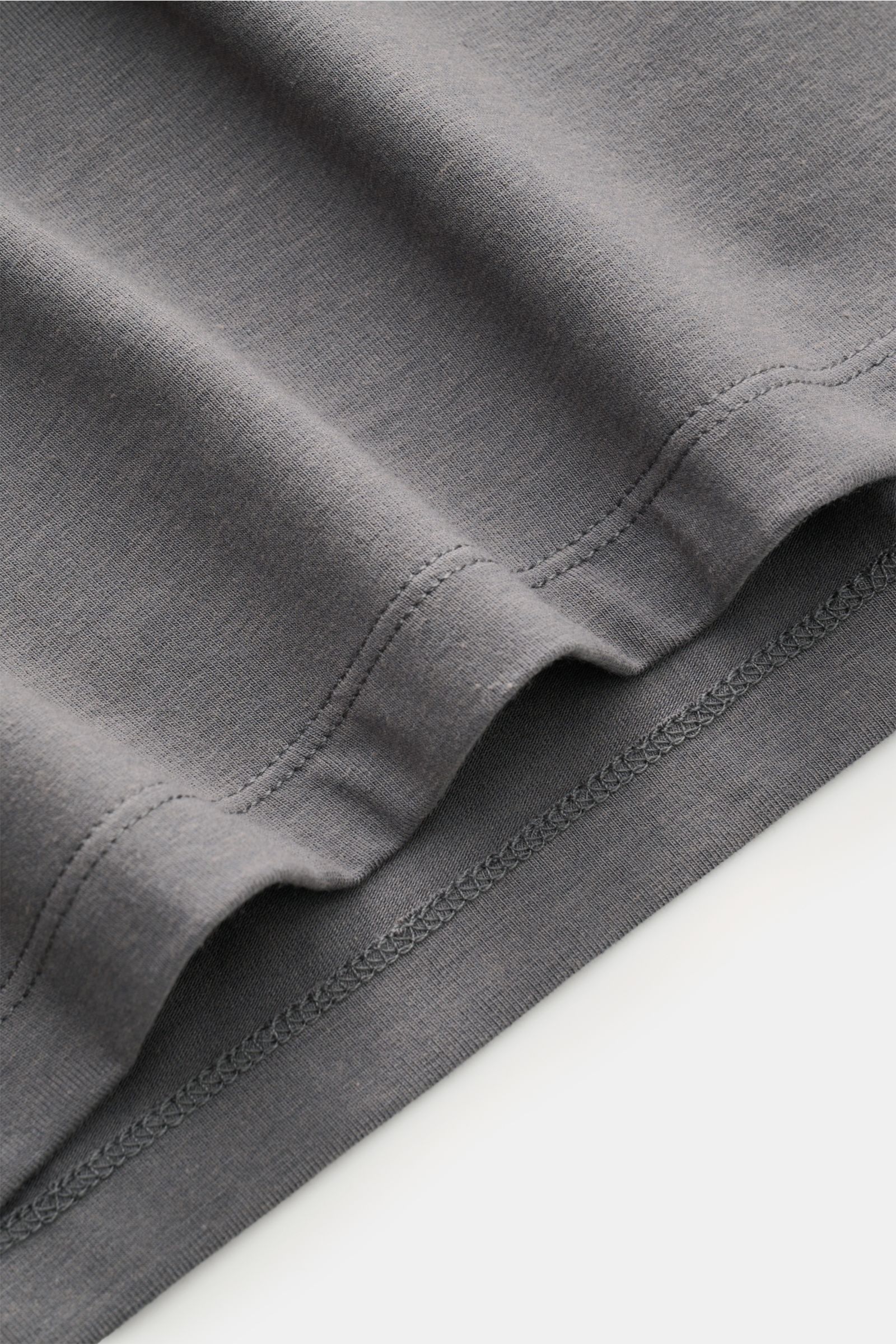 Nahaufnahme des grauen Kiefermann V-Neck T-Shirts 'Hapes' im Extra Slim Fit, weicher Baumwoll-Modal-Mix mit elastischer Qualität von unten fotografiert.