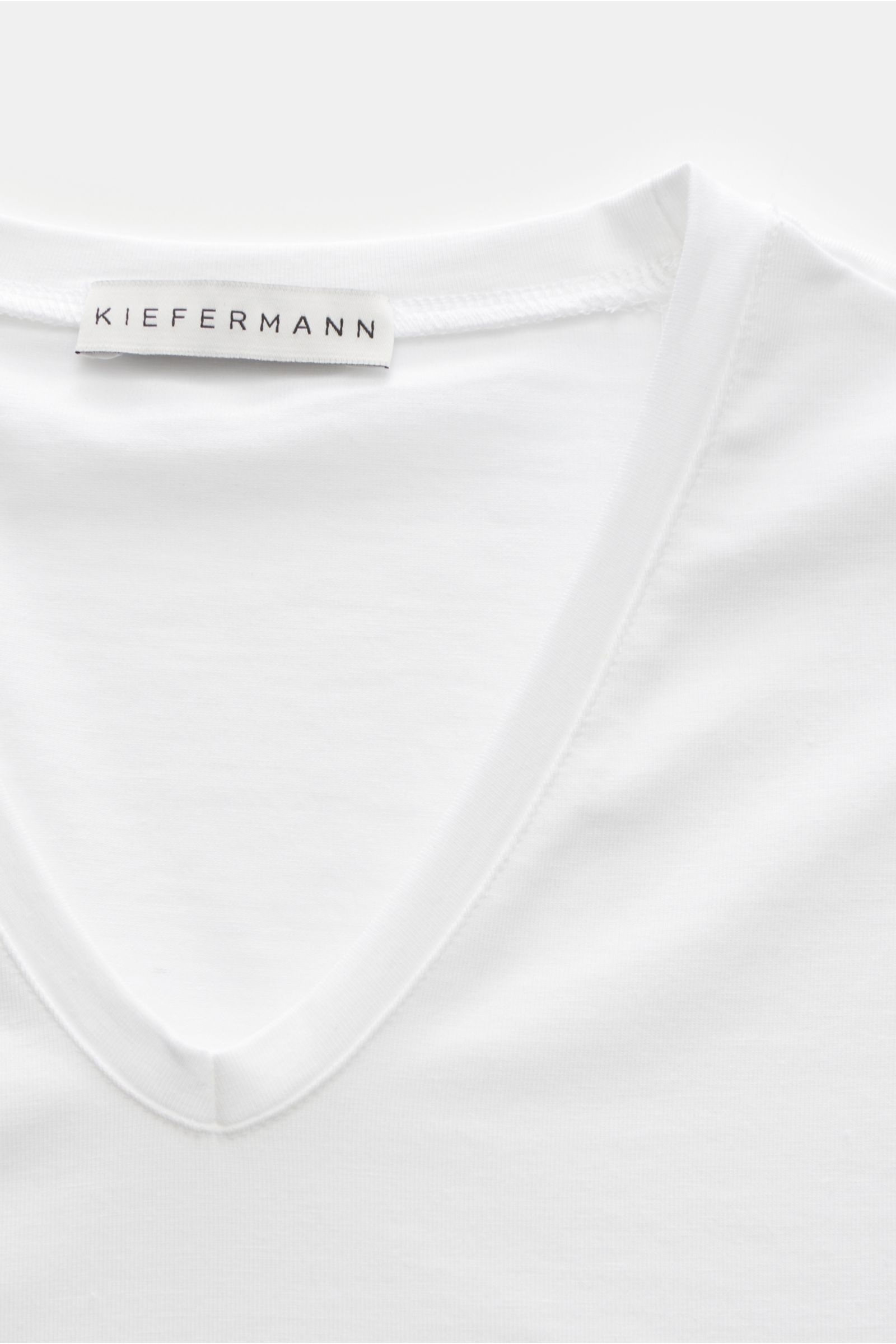 Kiefermann V-Neck T-Shirt 'Hapes' weiß, Nahaufnahme von V-Ausschnitt und Label, Jersey aus Baumwolle/Modal, elastisch, weich, Extra Slim Fit.