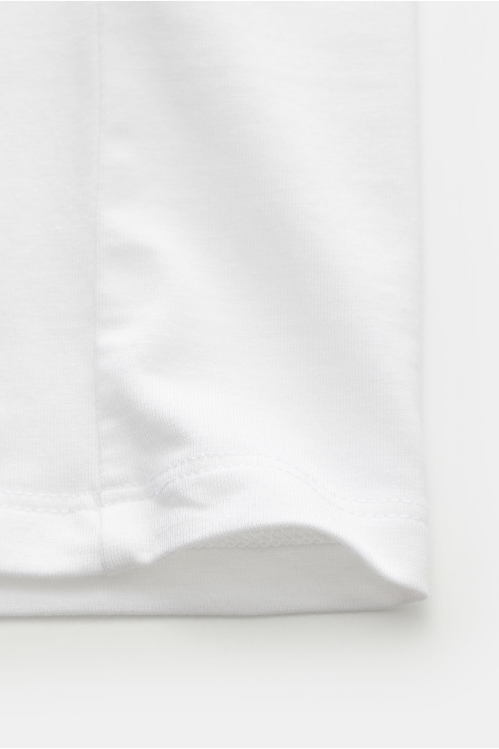 Kiefermann V-Neck T-Shirt 'Hapes' weiß, Detailaufnahme Saum, Jersey aus Baumwolle und Modal, elastisch, weich, glatter Griff, Extra Slim Fit, V-Ausschnitt.