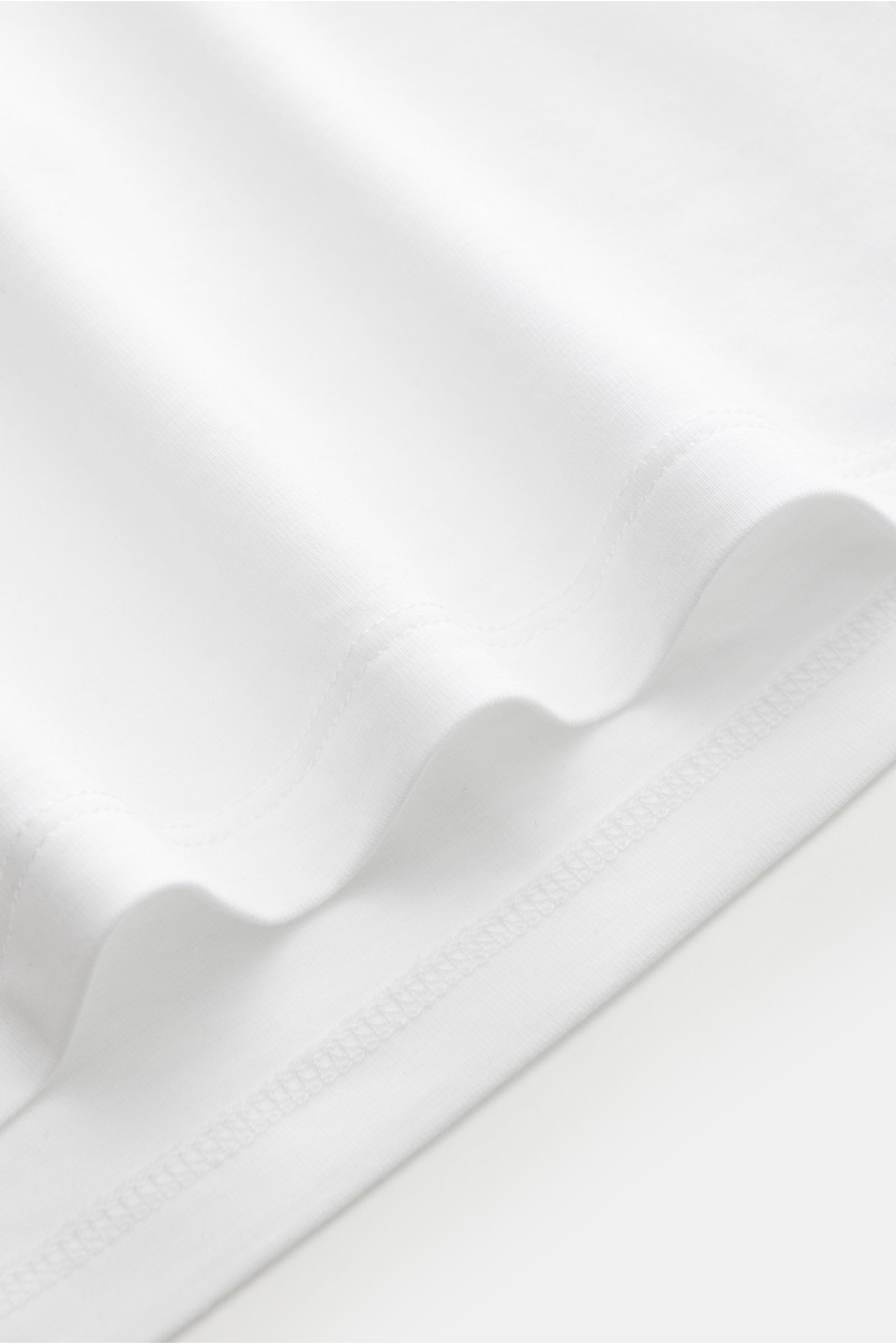 Kiefermann V-Neck T-Shirt 'Hapes' weiß, Detailaufnahme Saum von unten, Baumwoll-Modal-Mix, elastisch, weich, glatter Griff, Extra Slim Fit, V-Ausschnitt.