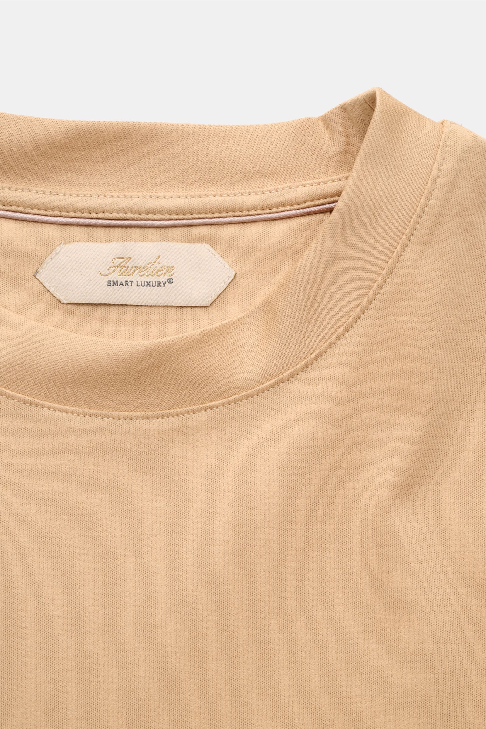Nahaufnahme des Aurélien Rundhals-T-Shirt beige von oben, Slim Fit, reine Baumwolle, weicher Griff, Rundhalsausschnitt, kurze Saumschlitze.