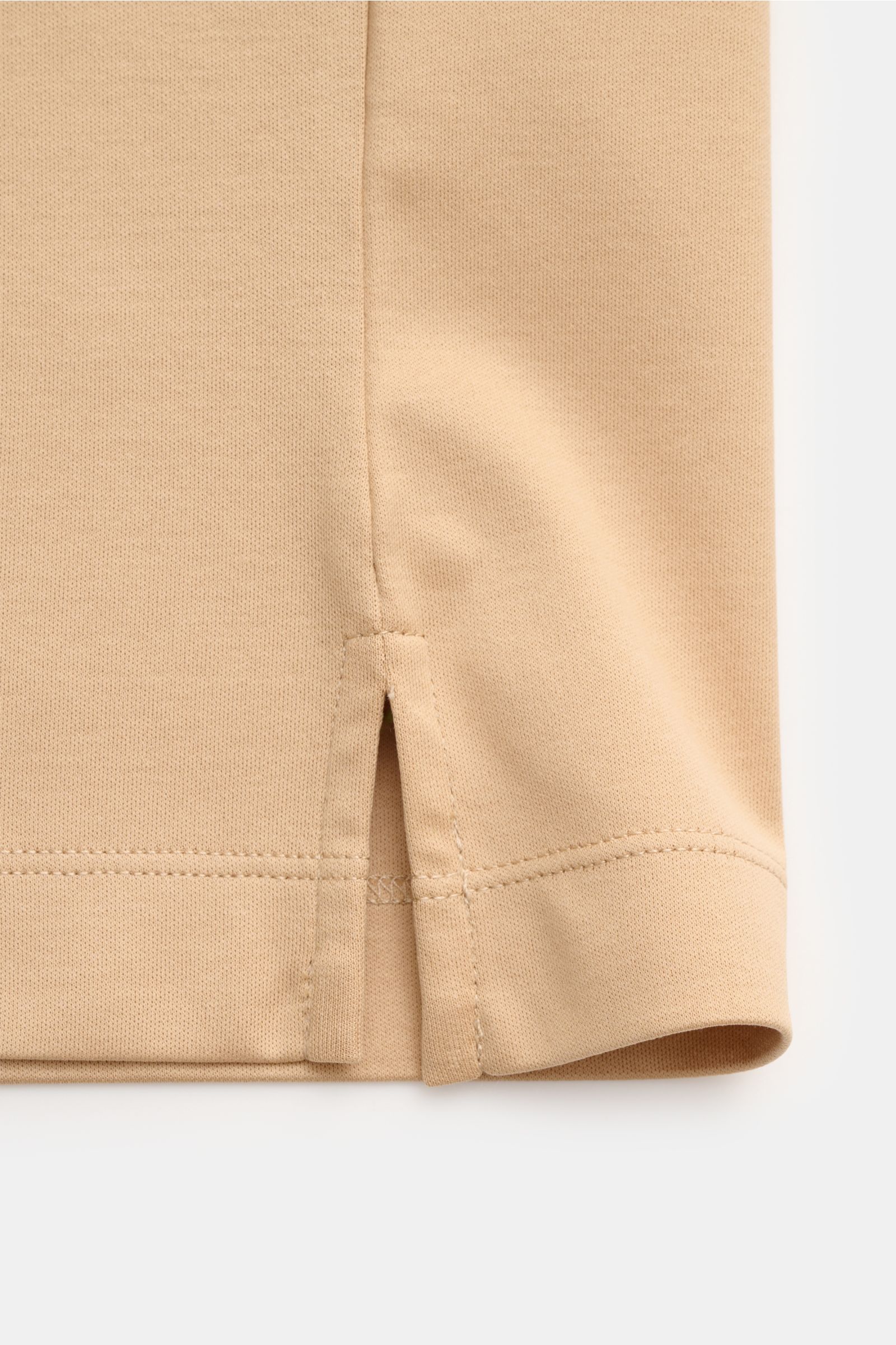 Nahaufnahme des unteren Saums mit kurzem Schlitz vom Aurélien Rundhals-T-Shirt beige aus reiner Baumwolle, Slim Fit, weichem Griff.