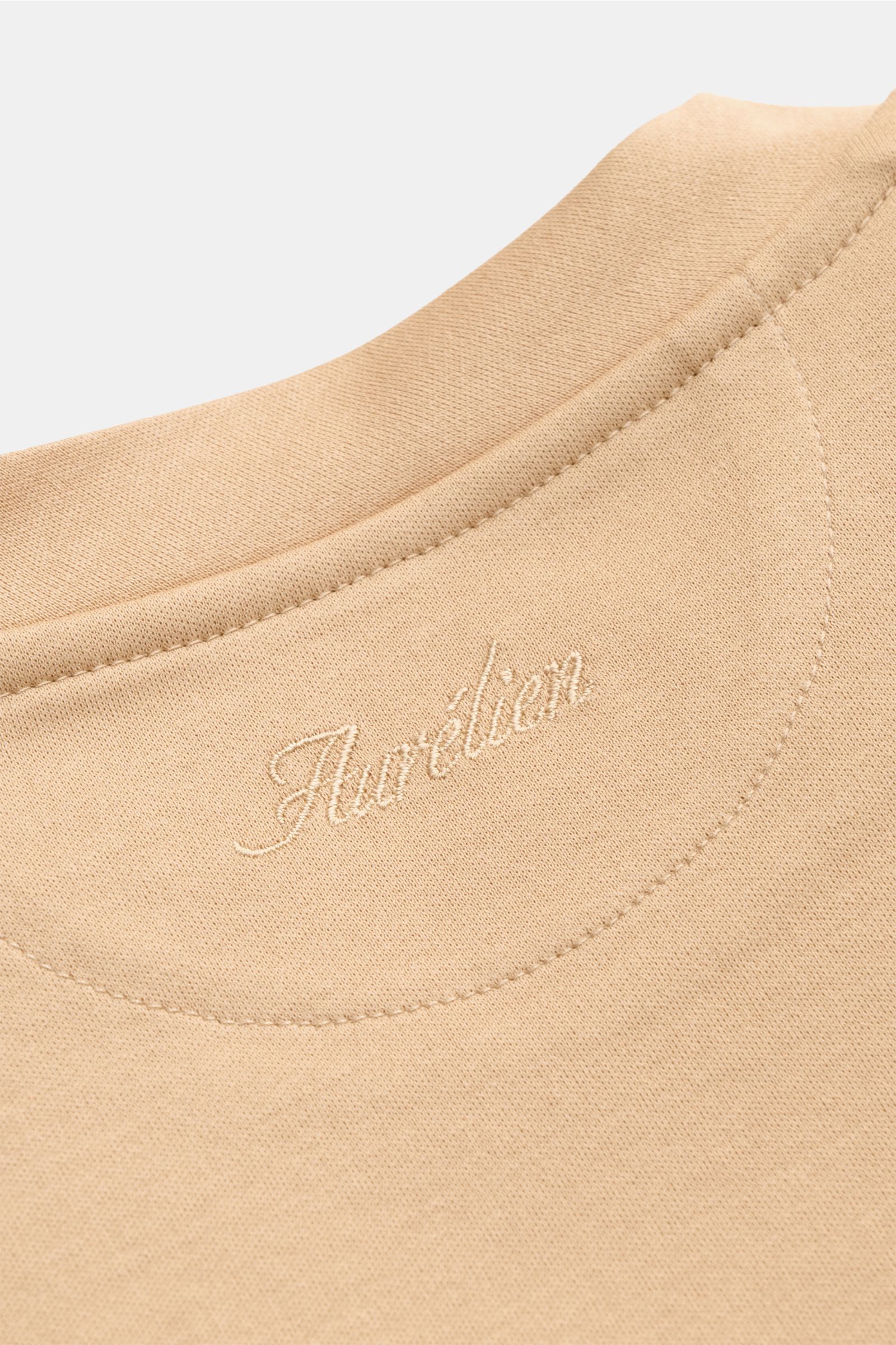 Nahaufnahme des Aurélien Rundhals-T-Shirts beige von hinten, reine Baumwolle, Slim Fit, weicher Griff, Rundhalsausschnitt, kurze Saumschlitze.