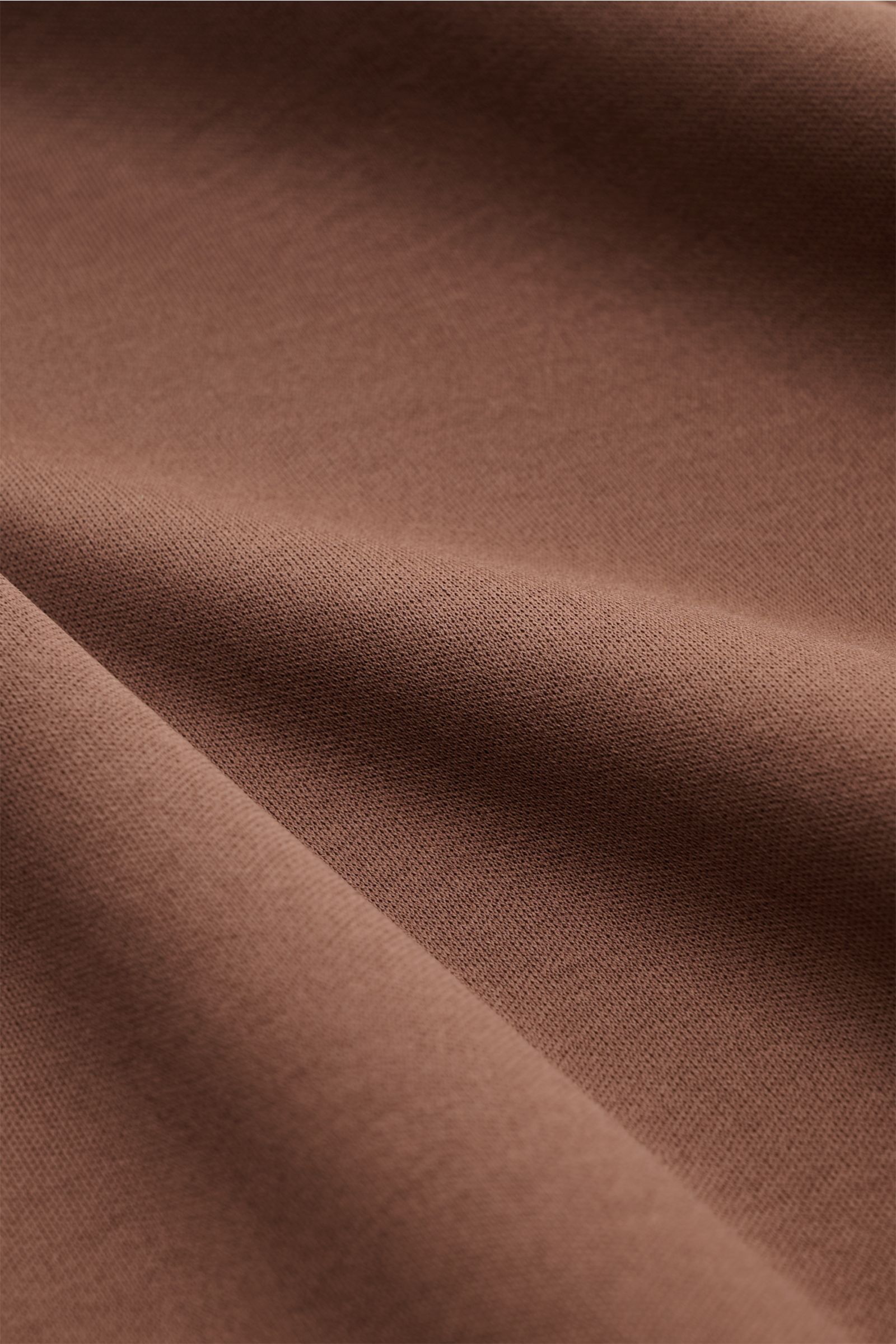 Nahaufnahme des braunen Aurélien Rundhals-T-Shirts aus reiner Baumwolle mit weichem Griff, Slim Fit und kurzen Saumschlitzen.