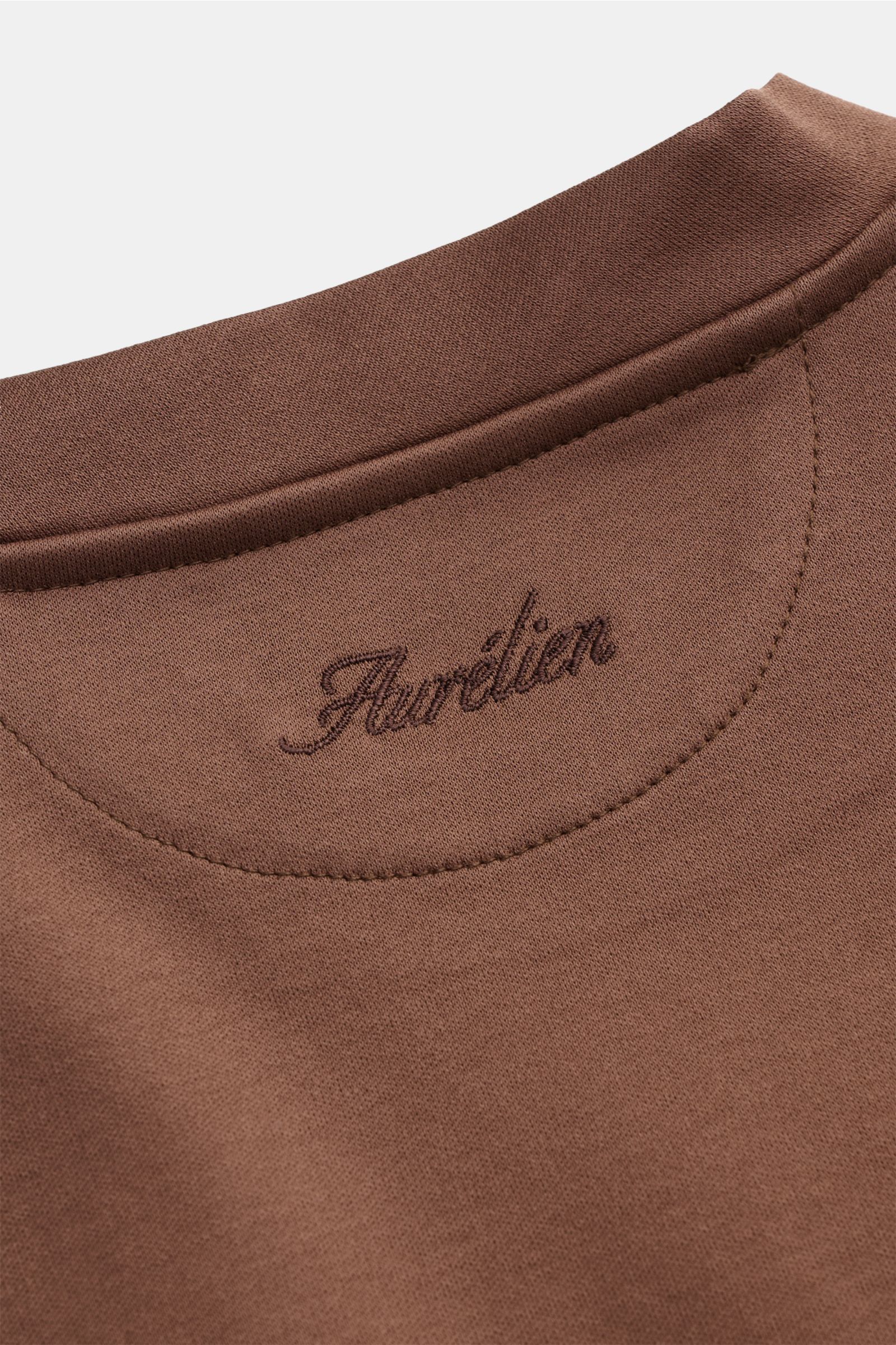 Nahaufnahme des Aurélien Rundhals-T-Shirt braun, fotografiert von oben auf den Rundhalsausschnitt aus reiner Baumwolle.