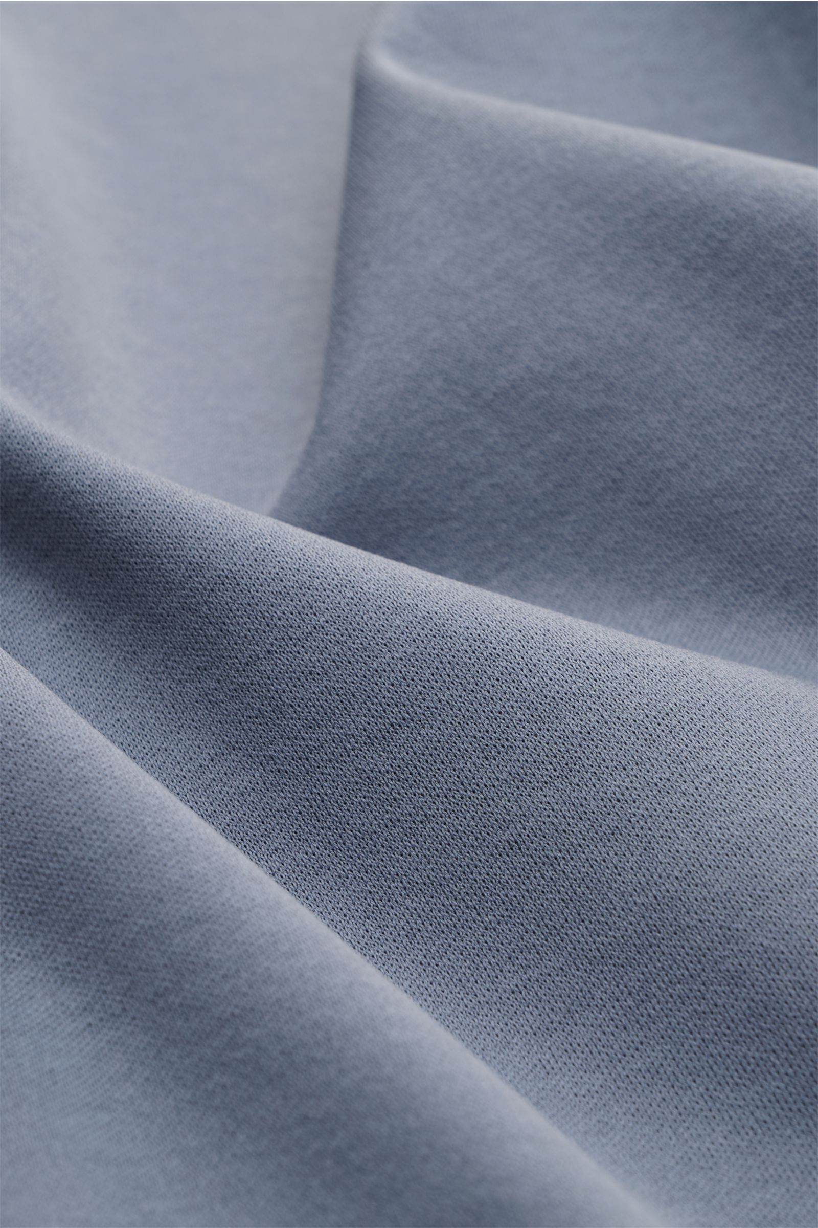 Aurélien Rundhals-T-Shirt rauchblau, Nahaufnahme der feinen Baumwollstruktur, weicher Griff, Slim Fit, Rundhalsausschnitt, kurze Saumschlitze.