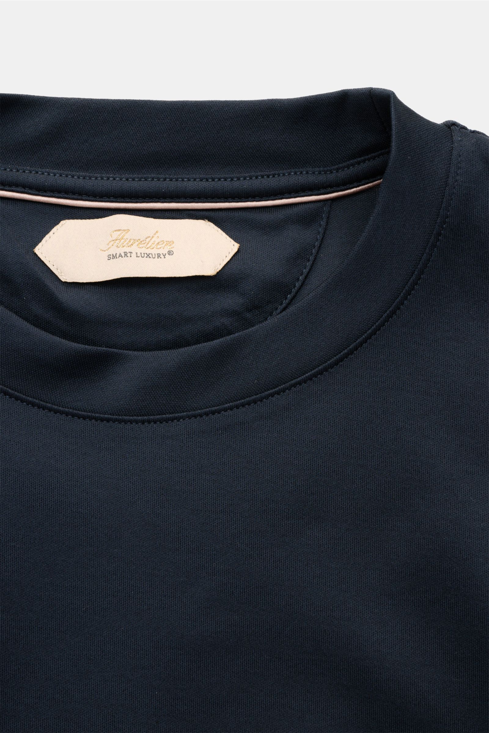 Nahaufnahme des Aurélien Rundhals-T-Shirt navy mit Rundhalsausschnitt, Slim Fit, weicher reiner Baumwolle und kurzen Saumschlitzen.