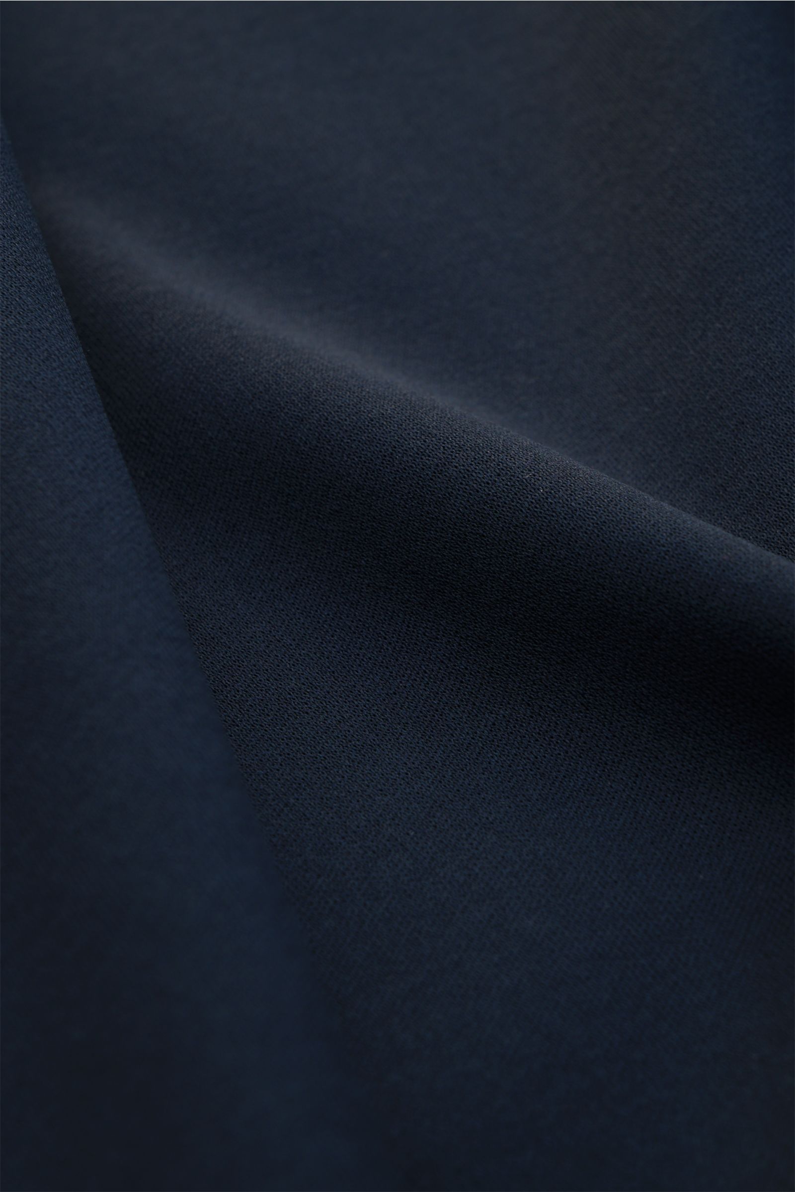 Nahaufnahme des weichen Baumwollstoffs vom Aurélien Rundhals-T-Shirt navy, Slim Fit mit Rundhalsausschnitt und kurzen Saumschlitzen.