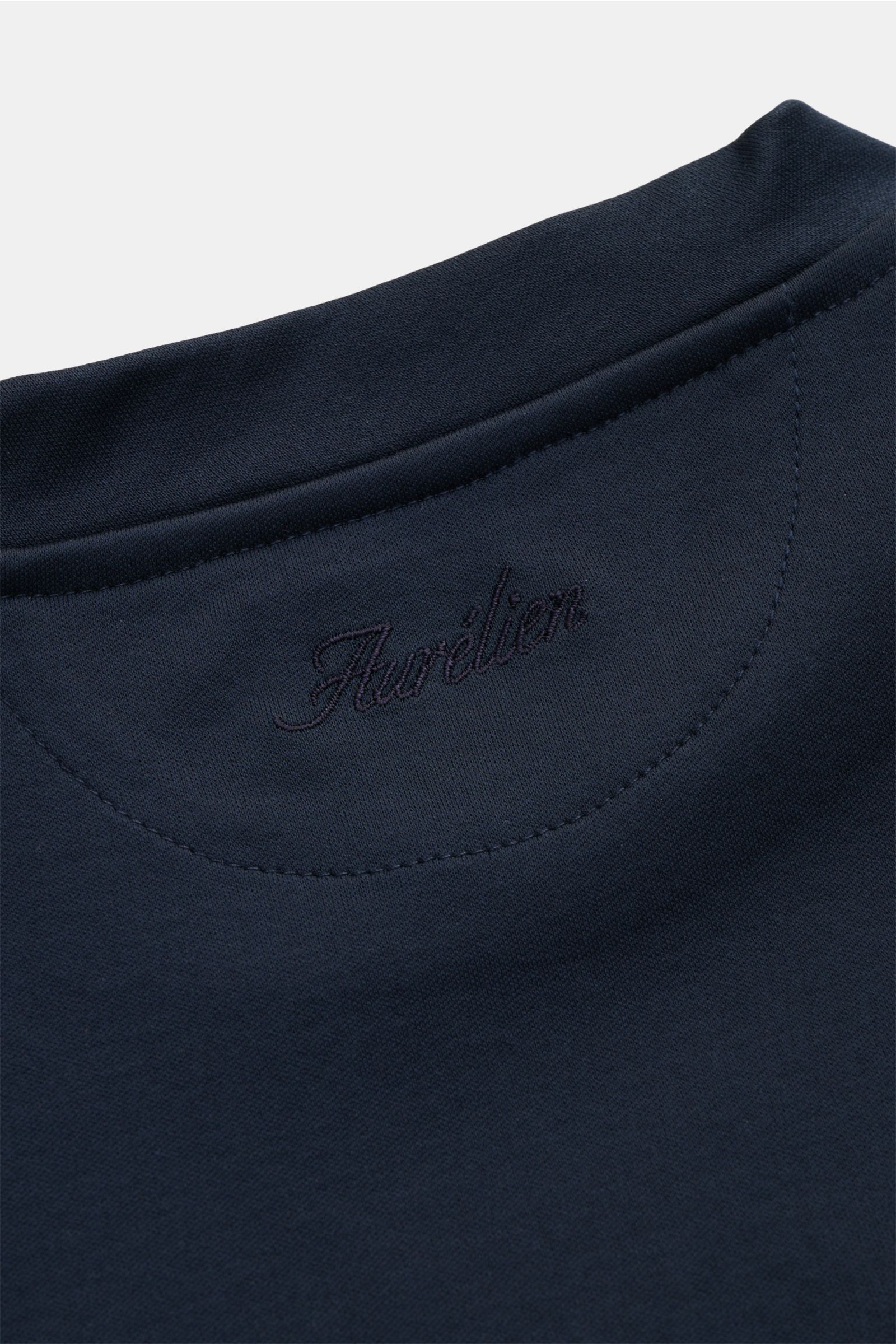 Nahaufnahme des Aurélien Rundhals-T-Shirt navy aus reiner Baumwolle mit weichem Griff, Slim Fit, Rundhalsausschnitt und kurzen Saumschlitzen, fotografiert von oben.