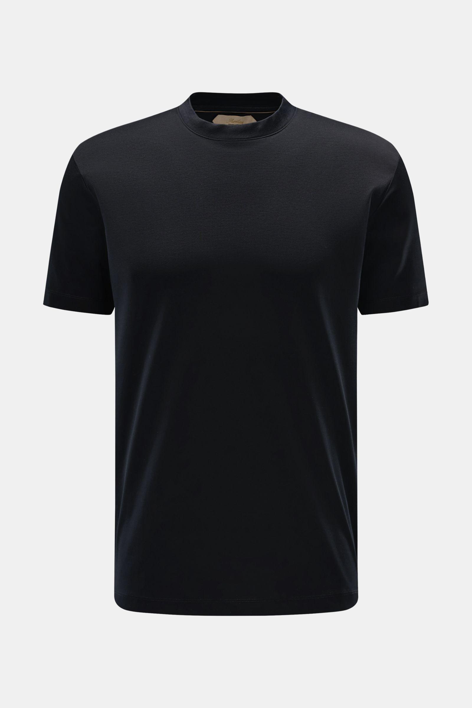 Frontansicht des Aurélien Rundhals-T-Shirt schwarz, Slim Fit aus reiner Baumwolle mit weichem Griff, Rundhalsausschnitt und kurzen Saumschlitzen.